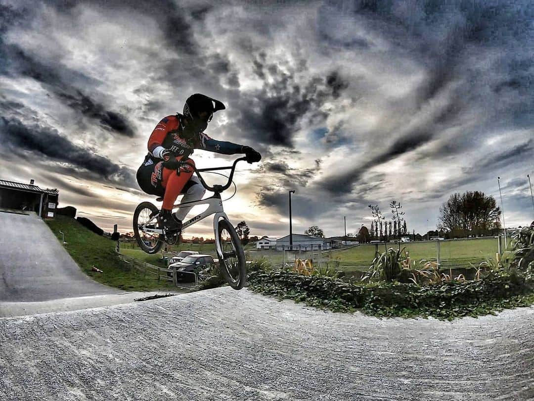 サラ・ウォーカーのインスタグラム：「I missed this so much during lockdown!  Glad/Relieved I felt suprisingly comfortable on my bike after a couple of months off the track! 📷: @jarrodbrowning197」