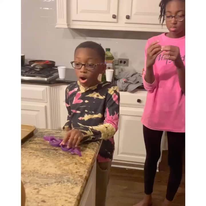 トーライ・ケリーのインスタグラム：「😢💔we need change. God help us. (repost from @lecrae)」