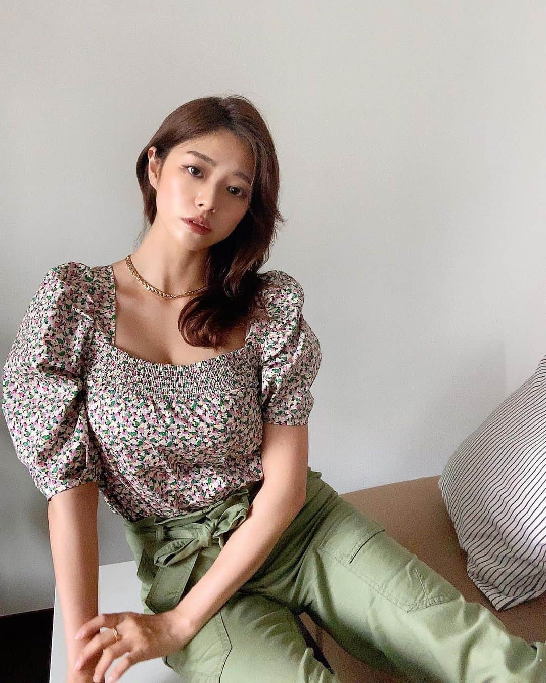 わちみなみのインスタグラム：「グラビアっぽい？🤗﻿ このお洋服かわいいから現場でも﻿ 着て行ったよ💕👗﻿ ﻿ 昨日はラジオ聴いてくれてありがとう﻿ スタジオで芸人さんたちとお話しできる幸せを噛み締めました😢﻿ 楽しくお話したいな🐥✨﻿ ﻿ 2枚目はさっき寝ぼけてやった﻿ コーヒーいれたら花瓶だった﻿ 花瓶をキッチンに置くのやめよう笑  #お家で撮影　笑 #春夏コーデ #ラジオ　毎週できる幸せ✨ #コーヒー」