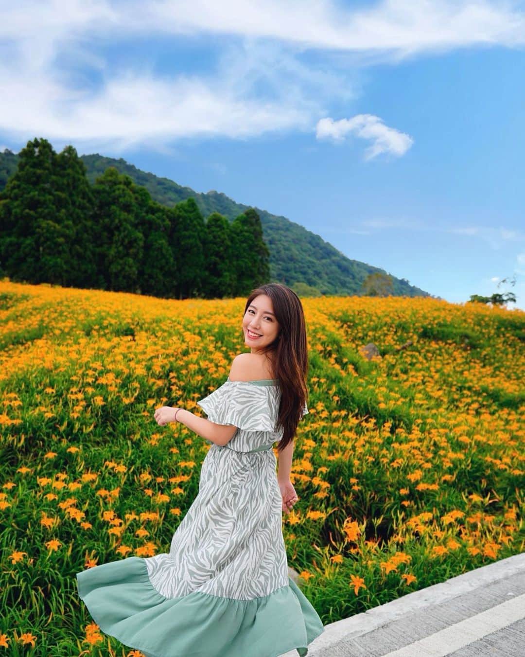 辜莞允（Nono Ku）のインスタグラム：「台灣真的好美 你們一定要去看一次滿山遍野的金針花！ #tbt#花蓮赤科山 #下山那刻開始下豪雨」