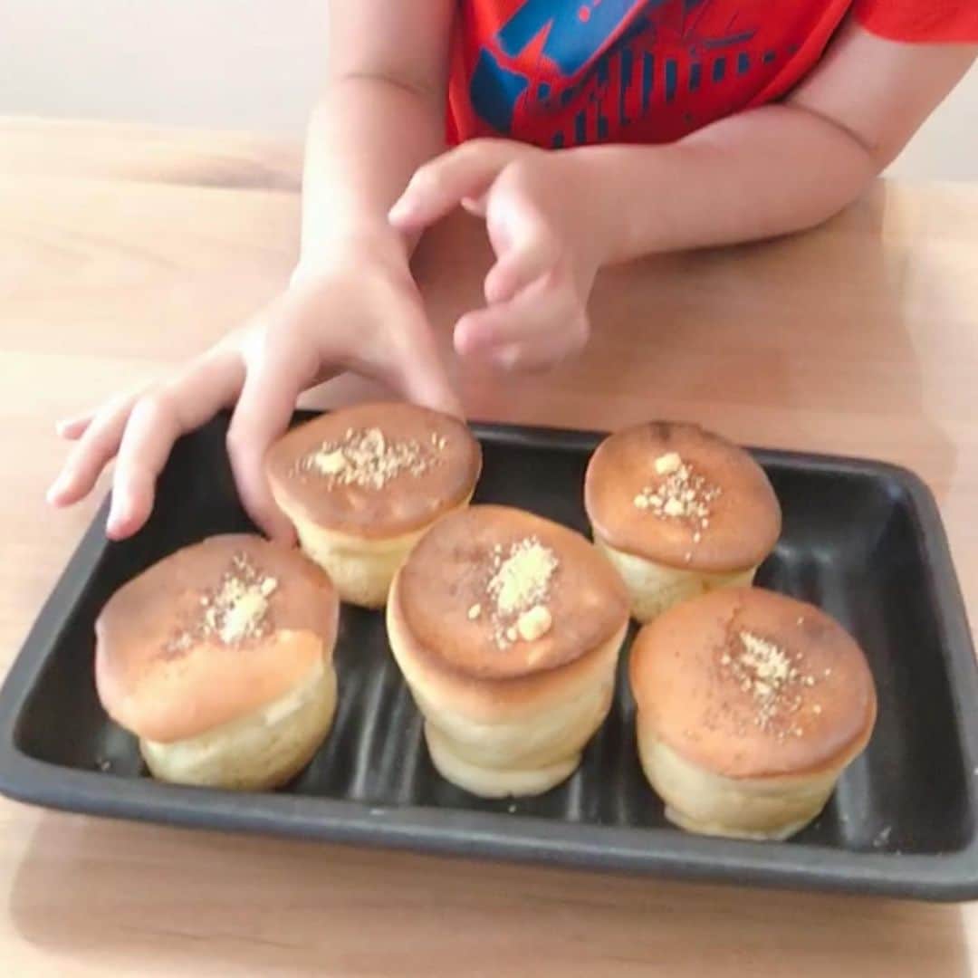 久保田磨希さんのインスタグラム写真 - (久保田磨希Instagram)「朝から一緒にパン作り 最近娘が忙しくて一緒に何か作ったり出来てなかったけれど、今日は家を開けるので無理やり時間を作るの巻。 紙コップでできました🤪 #久保田磨希 #チーズパン #美味 #レシピは後ほど #おうち時間」5月31日 16時35分 - maki_kubota1973