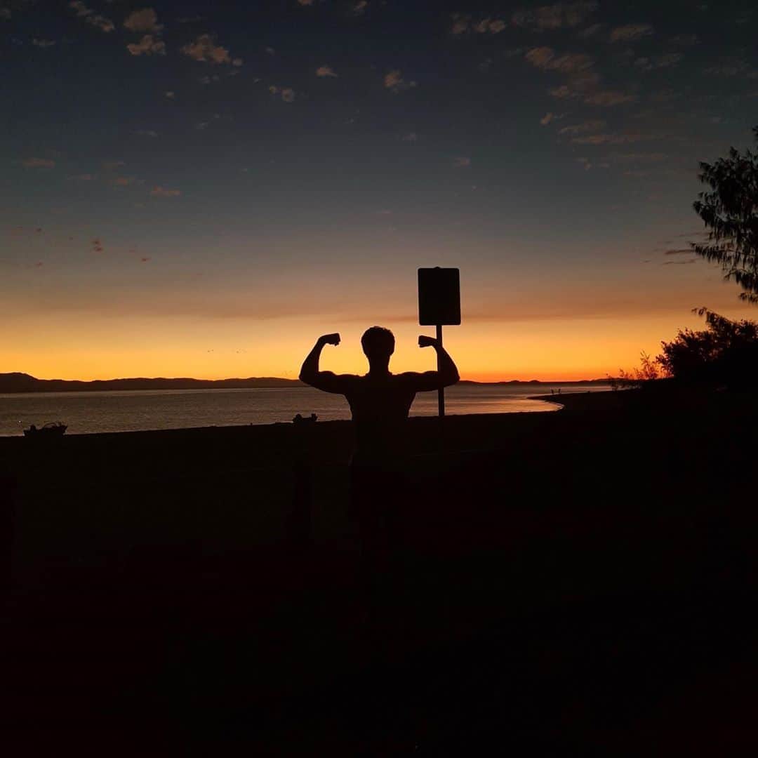 ジェイク・ドランさんのインスタグラム写真 - (ジェイク・ドランInstagram)「Invading a sunset pic // first poses I think of : a series」5月31日 16時49分 - jake_doran