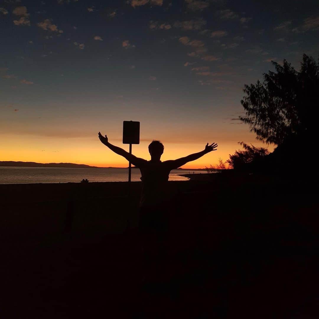ジェイク・ドランのインスタグラム：「Invading a sunset pic // first poses I think of : a series」