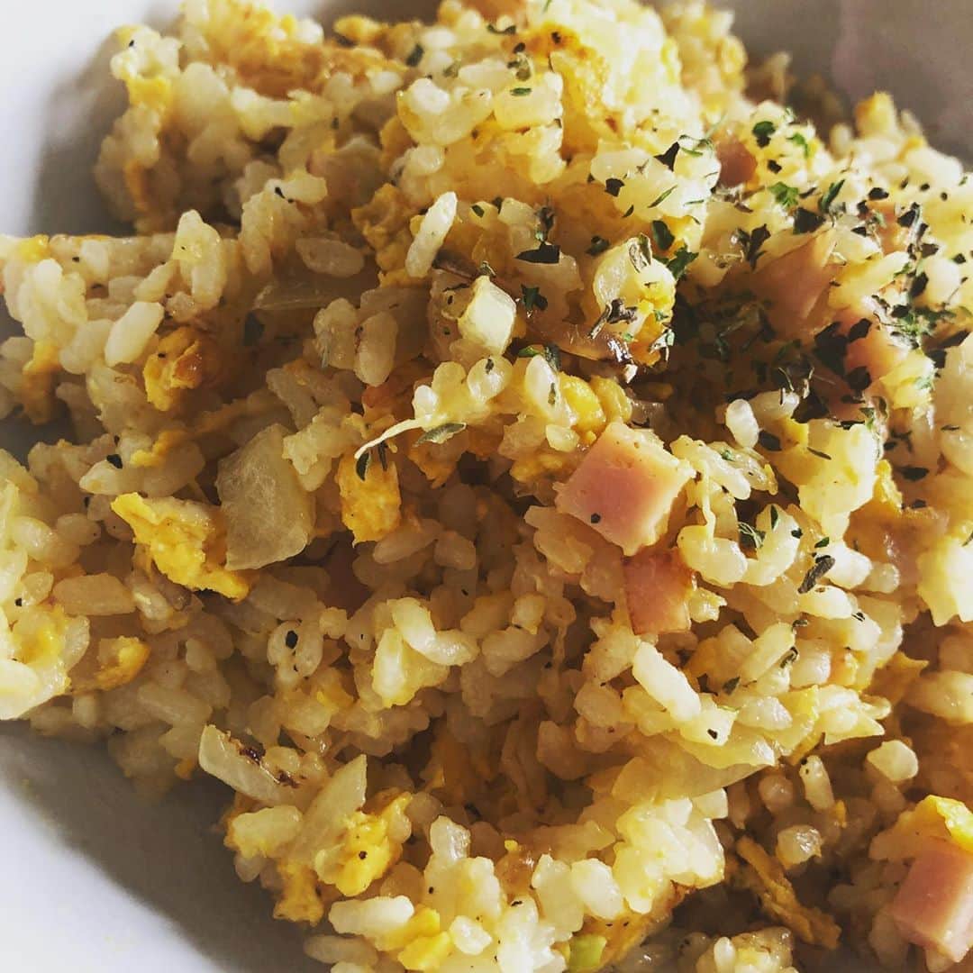 島袋寛子さんのインスタグラム写真 - (島袋寛子Instagram)「– 冷蔵庫にのこるもので、お昼はより簡単に。笑。 – バター醤油。 – 最高か。 – – – ＊コンソメ、塩胡椒、バター醤油、ドライハーブ振りかけた。 ちょっとだけ、あじくぅーたーさ〜。 – – – #玄米にきりかえたい #が #ユウキさんは #白米好き #う〜ん笑」5月31日 16時45分 - hiroko.shimabukuro