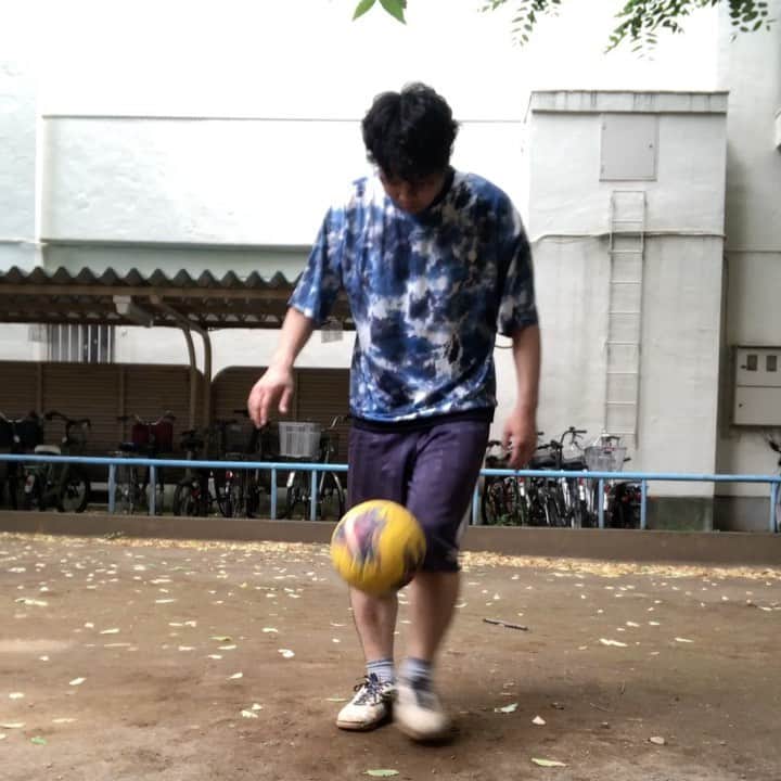 狩野大のインスタグラム：「毎日リフティング27日目  #毎日リフティング #リフティング #外内 #連続アラウンド #外は余裕 #立て続けの内回しは #バイブスが足りねえ #内回しと #レッグオーバーを #重点的に練習します #見ていてくれ兼近P」