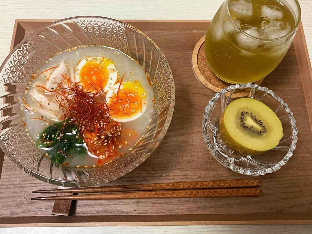 七尾カンナのインスタグラム：「. . 最近のごはん😋💕 . 🍴白滝冷麺 🍴キウイ . 白滝がスープと同化して全然見えないけど入ってます💁🏻‍♀️笑 トッピングはとろとろゆで卵、手作りサラダチキン、ほうれん草、キムチです🙋🏻‍♀️ きゅうりを買い忘れてほうれん草になりました。笑 . 🍴玄米もち麦ひじきごはん . 友達に進められて玄米を食べ始めたものの、最初は玄米のくせが苦手で全然食べれんかったんやけど、どうにか食べやすくしようと編み出しました😂 玄米1.5合＋もち麦0.5合＋ひじき＋しいたけ＋にんじんに適当に出汁入れて炊き込んだら優勝でした🏆 1番大事なのは、玄米を洗って6時間以上水につけておくこと！ これしたら全然違う🥺💕 . 玄米苦手な方はぜひ試してみて😆💕 . . そして映画「私だってするんです」の先行ネット試写会観てくださった方ありがとうございました☺️☺️ 2週に渡って前編、後編なので、来週もお楽しみに😆💕 来週またちゃんと呟こう！笑 . 後編は6月5日21時から、ニコ生さんにて！チケット販売中です！よろしくお願いします！ . . . . . . . . #おうちごはん #料理 #クッキングラム #献立 #自炊 #自炊女子 #七尾めし #フォローミー」