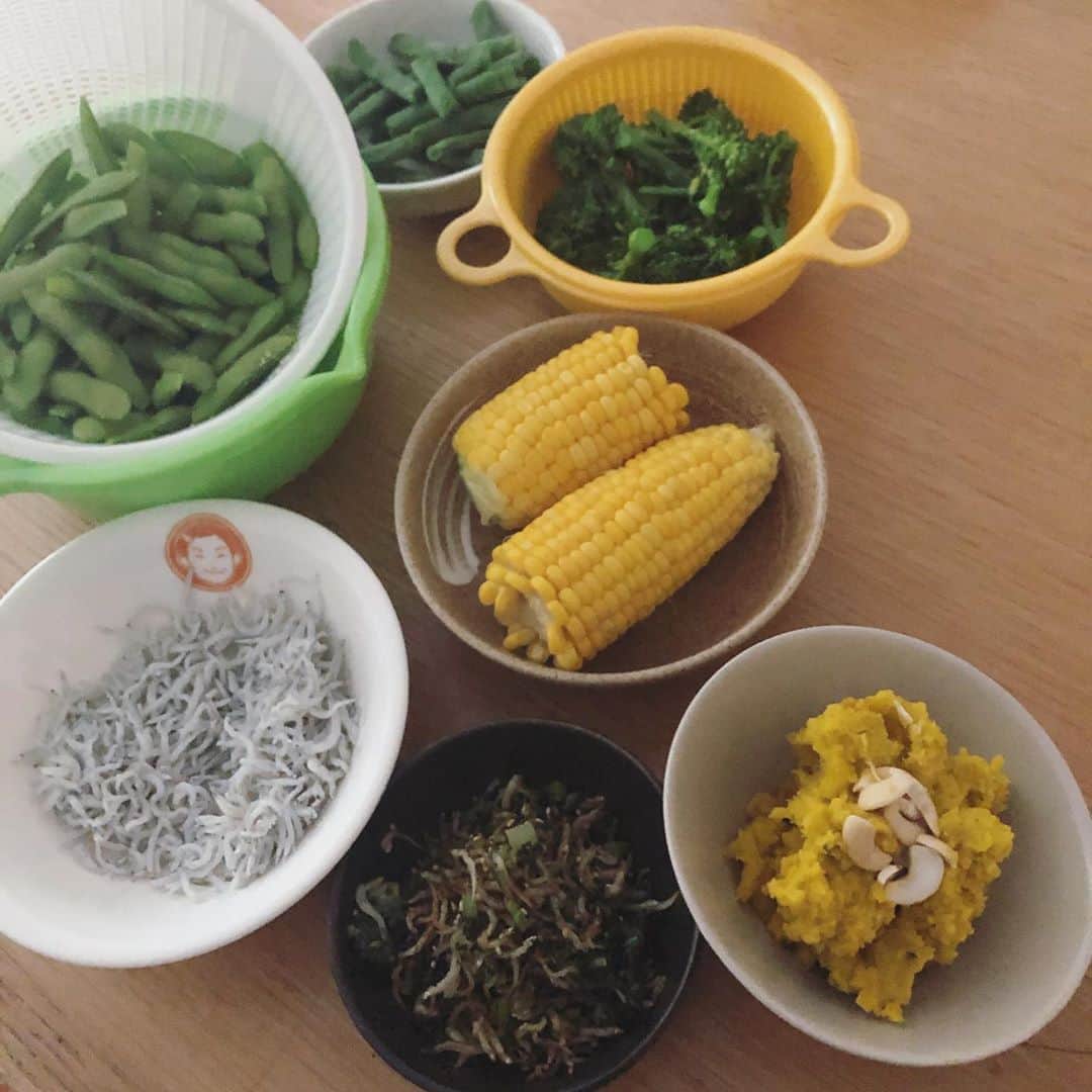 石川亜沙美のインスタグラム：「常備菜 cooking🥢 ・ ☺️明日から6月スタート💪✨✨ ・ ・ #2020.05.31 #常備菜 #かぼちゃマッシュ #カブの葉ふりかけ #あとは茹でたりチンしたり #第一段階🥢 #美味しい #静岡野菜」