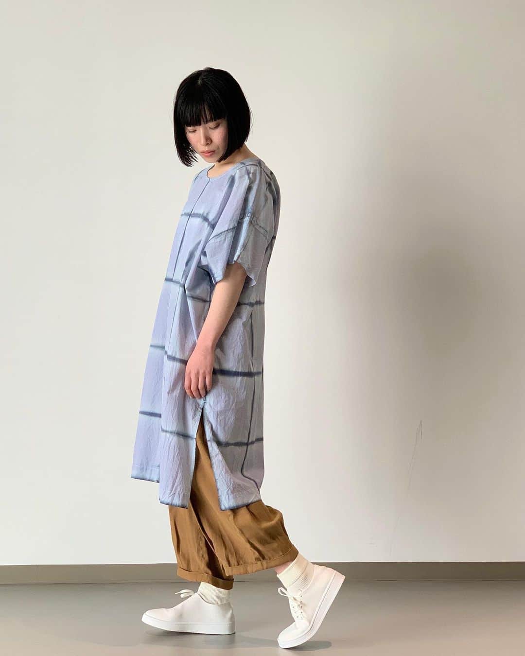 ネ・ネットのインスタグラム：「【 STAR Hunt Caravan KYOTO/itajime 】 デザイナー 髙島一精が産地を巡り、その出会いから生まれたひらめきで、そこでしかつくれないものをつくり、その魅力を伝える“STAR Hunt Caravan”。 第4弾となる今回は千年以上も長く、日本の都のあった京都にクローズアップ。 京都で浴衣や手ぬぐいなどに古くから用いられている伝統的な技法「板締め染め」を用いて、シンプルなドルマンTシャツとチュニックをつくりました。 一点一点職人の手作業で染めたシャツ生地で、あえてストライプのシャツ生地に明るいカラーで加工することで、新たな魅力を発見できるネ・ネットならではのアイテムに仕上がりました。職人による締め具合や絞り具合で染料の染み込みもそれぞれ異なり、一枚と同じ表情がないのが魅力です。  ドルマンTシャツ ¥15,000+tax チュニック ¥17,000+tax  #ネネット #nenet #新作 #new #spring #summer #2020 #collection #fashion #tokyo #japan #大人カジュアル #大人ネネット #otona_nenet #starhuntcaravan #kyoto #京都」