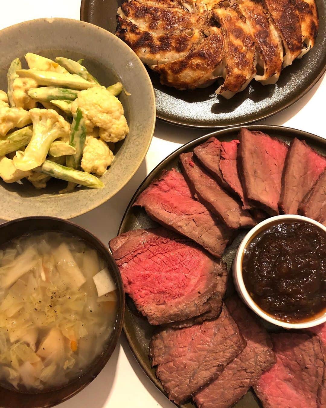 甘糟記子さんのインスタグラム写真 - (甘糟記子Instagram)「最近の夕飯(o^^o)  先日のステーキの玉ねぎダレが好評だったので、ローストビーフにてアゲイン！ 今回は玉ねぎ丸々一つと、りんご、ニンニク、生姜のすりおろしと、醤油、赤ワイン、みりん、蜂蜜を軽く煮詰めました(≧∀≦) あとは、カリフラワーとアスパラのカレーマヨ、王将の餃子（笑）、野菜スープでーす！  王将の近くに用事があって、通ったら買っちゃったよね（笑）  そして次の日は、昼にガッツリ食べたので、夜は素麺がいい！と言われ、またまた素麺。  私と一緒で、気にいると毎日でも食べたがる我が家。 ま、同じメニューでいいなら楽チンだけど（笑）  素麺にスダチくらいのせたかったのに、行ったスーパーに売ってなくて、、、 ま、いっか。 と、ほんとシンプルな素麺（笑）  そして水茄子の浅漬けとぬか漬けはいただきもの！ 大阪からのお取り寄せで、ぬか漬けめちゃくちゃ美味しい！！ これはまた取り寄せしなくては(๑>◡<๑)  そして、ひたすらあつ森をやり続ける我が家でした〜（笑）  #甘糟ご飯#ご飯#夕飯#家ご飯#ローストビーフ#素麺#天ぷらと素麺#手抜き#あつ森にハマった」5月31日 17時09分 - norihey924