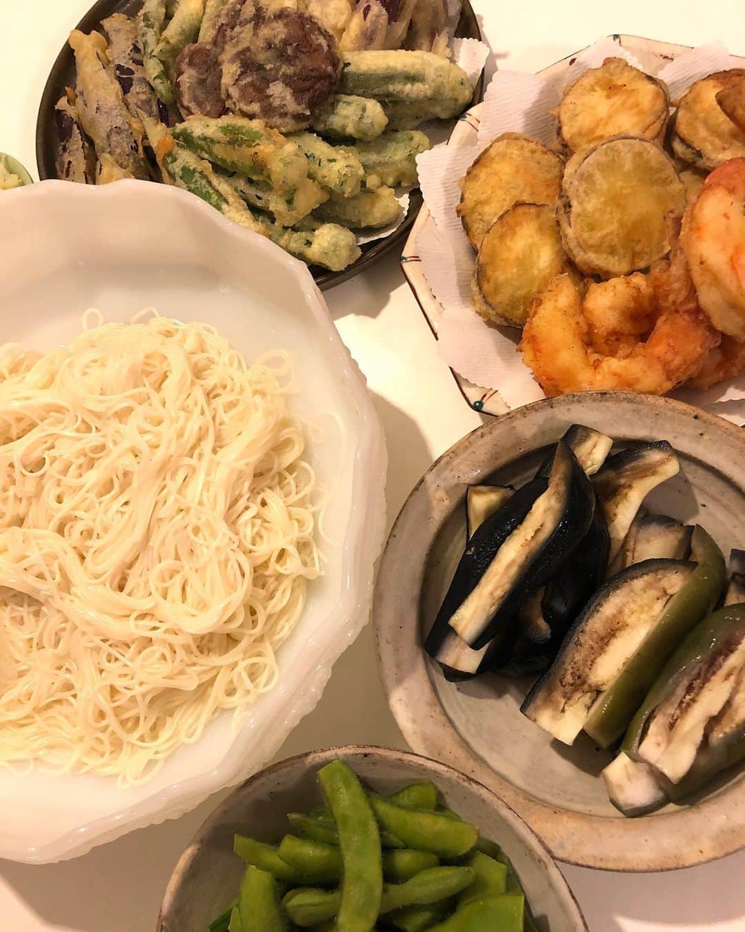 甘糟記子さんのインスタグラム写真 - (甘糟記子Instagram)「最近の夕飯(o^^o)  先日のステーキの玉ねぎダレが好評だったので、ローストビーフにてアゲイン！ 今回は玉ねぎ丸々一つと、りんご、ニンニク、生姜のすりおろしと、醤油、赤ワイン、みりん、蜂蜜を軽く煮詰めました(≧∀≦) あとは、カリフラワーとアスパラのカレーマヨ、王将の餃子（笑）、野菜スープでーす！  王将の近くに用事があって、通ったら買っちゃったよね（笑）  そして次の日は、昼にガッツリ食べたので、夜は素麺がいい！と言われ、またまた素麺。  私と一緒で、気にいると毎日でも食べたがる我が家。 ま、同じメニューでいいなら楽チンだけど（笑）  素麺にスダチくらいのせたかったのに、行ったスーパーに売ってなくて、、、 ま、いっか。 と、ほんとシンプルな素麺（笑）  そして水茄子の浅漬けとぬか漬けはいただきもの！ 大阪からのお取り寄せで、ぬか漬けめちゃくちゃ美味しい！！ これはまた取り寄せしなくては(๑>◡<๑)  そして、ひたすらあつ森をやり続ける我が家でした〜（笑）  #甘糟ご飯#ご飯#夕飯#家ご飯#ローストビーフ#素麺#天ぷらと素麺#手抜き#あつ森にハマった」5月31日 17時09分 - norihey924