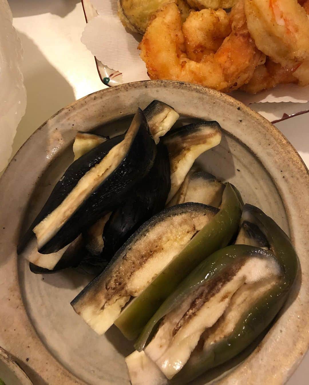 甘糟記子さんのインスタグラム写真 - (甘糟記子Instagram)「最近の夕飯(o^^o)  先日のステーキの玉ねぎダレが好評だったので、ローストビーフにてアゲイン！ 今回は玉ねぎ丸々一つと、りんご、ニンニク、生姜のすりおろしと、醤油、赤ワイン、みりん、蜂蜜を軽く煮詰めました(≧∀≦) あとは、カリフラワーとアスパラのカレーマヨ、王将の餃子（笑）、野菜スープでーす！  王将の近くに用事があって、通ったら買っちゃったよね（笑）  そして次の日は、昼にガッツリ食べたので、夜は素麺がいい！と言われ、またまた素麺。  私と一緒で、気にいると毎日でも食べたがる我が家。 ま、同じメニューでいいなら楽チンだけど（笑）  素麺にスダチくらいのせたかったのに、行ったスーパーに売ってなくて、、、 ま、いっか。 と、ほんとシンプルな素麺（笑）  そして水茄子の浅漬けとぬか漬けはいただきもの！ 大阪からのお取り寄せで、ぬか漬けめちゃくちゃ美味しい！！ これはまた取り寄せしなくては(๑>◡<๑)  そして、ひたすらあつ森をやり続ける我が家でした〜（笑）  #甘糟ご飯#ご飯#夕飯#家ご飯#ローストビーフ#素麺#天ぷらと素麺#手抜き#あつ森にハマった」5月31日 17時09分 - norihey924
