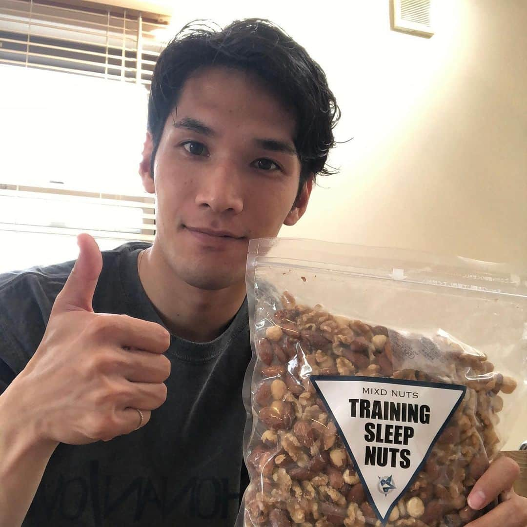 三幸秀稔さんのインスタグラム写真 - (三幸秀稔Instagram)「お菓子の大好きな三幸ですが、やっぱり食事が1番大事！！！ お菓子の代わりにこれ！  OneSelf Storeさんにご提供頂いて小腹がすいた時、間食でミックスナッツ食べさせてもらってます！  食べやすくて美味しくて身体に良い！ 最高ですね！  ありがとうございます！  #低糖質 #ミックスナッツ #ロカボナッツ  #ロカボ #ローカーボ #糖質オフ #健康 #ダイエット #筋トレ #筋トレ女子 #ボディメイク #糖質制限 #糖質オフダイエット #糖質制限 #低糖質ダイエット #トレーニング #高タンパク #oneself_nuts #oneselfstore  @oneself_store_osaka」5月31日 17時12分 - hidetoshi.m