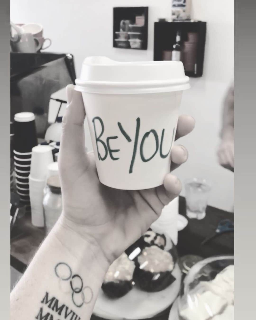 メーガン・ネイのインスタグラム：「message is simple. BeYOU Don’t be too quick to rush back into what we perceive to be ‘normal’. Take some time, to love yourself, be healthy, drink some water, exercise, look up, and most importantly be Thankful. 💗🌻 #beYOU #staywild」