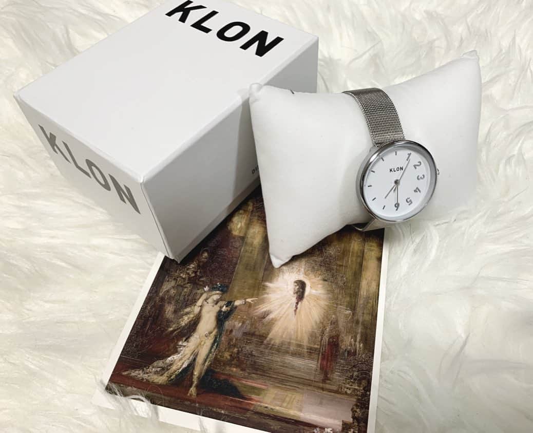 夏目まどかさんのインスタグラム写真 - (夏目まどかInstagram)「スタイルを選ばない時計が欲しくて(*Ü*) オシャレな時計〜！！早くお出かけしたいな。 ティファニーブルーのネイルと合ってて可愛いんだ〜(*ˊᵕˋ*) #KLON #KLONwatch #腕時計 #your_klon #ネイル #watch」5月31日 17時26分 - madyonnn