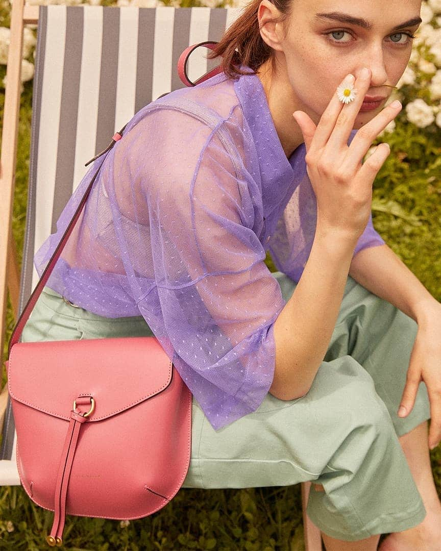 コチネレさんのインスタグラム写真 - (コチネレInstagram)「Dreaming of a pink summer. Fenice side bag is the coolest accessory for your endless afternoon picnics.  #Coccinelle #Fenice #CoccinelleBags #SideBag #WelcomeSummer #Colorful #Pink」5月31日 17時28分 - coccinelleofficial