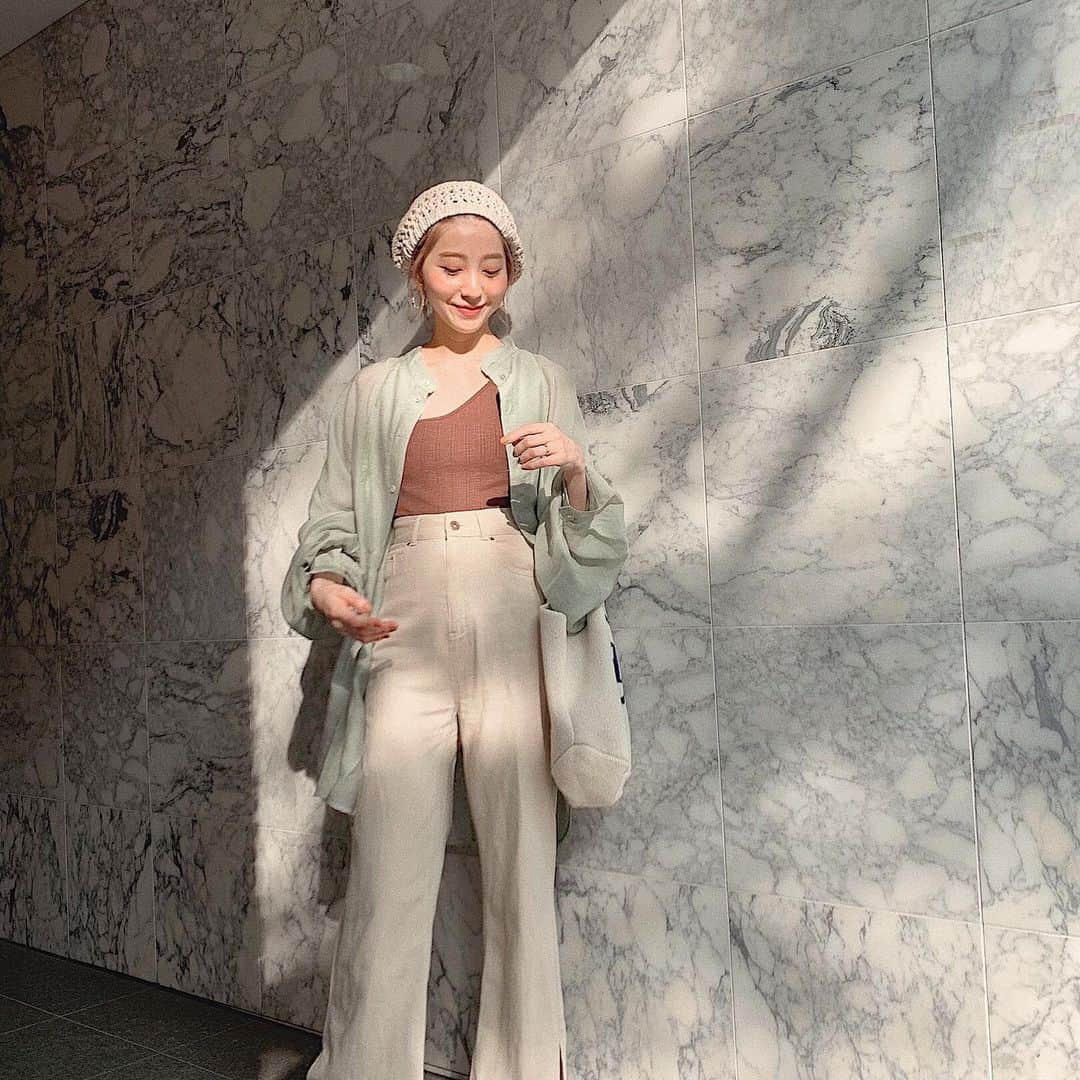 松尾 瞳のインスタグラム：「🤎🤍💚 . ベレー帽 @ungrid_official  シャツ @birthdayroom_official  インナー @lagunamoon_com  パンツ @willfully_official  サンダル @birkenstock . . です🌱 . #私服」