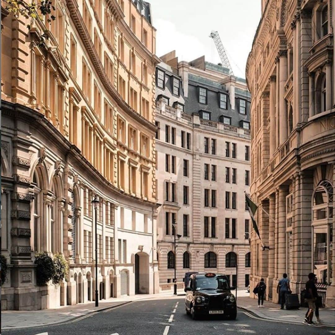 フローリスさんのインスタグラム写真 - (フローリスInstagram)「London architecture will forever have a quiet beauty, and dare we say, looks even more striking without busy crowds. Who else has enjoyed exploring a quiet London this last week? Photo: @mylondonfairytales ⠀ #FlorisLondon #London #ThisIsLondon #Exploring #MySecretLondon #PrettyLittleLondon #PrettyCityLondon」5月31日 17時36分 - florislondon