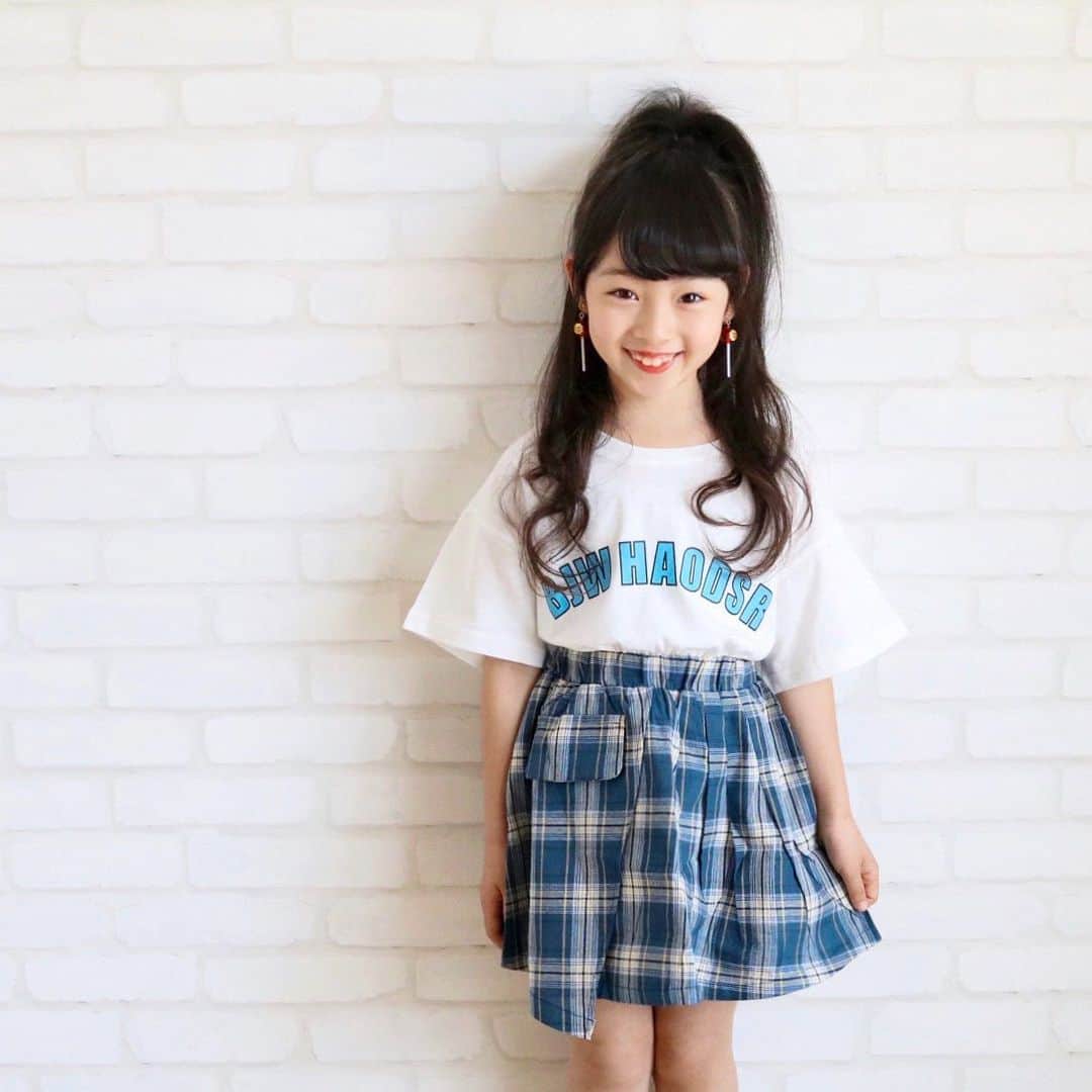 Akiさんのインスタグラム写真 - (AkiInstagram)「5/31 ・ ついに明日から始まる小学校👧🏻 ・ ・ 今まで何回か 分散登校日があって ・ その度に母ちゃんも一緒に行ってたんだけど ・ ・ つい最近 転校して初めて 娘1人で学校に行きました🚶‍♀️ ・ ・ ちゃんと学校に着いたかな 転んでないかな← 今どこかな ・ #新1年生ではない ・ ・ 母ちゃんソワソワ 毎秒GPSチェック ・ ・ 帰宅した娘 ・ 👧🏻「お友達5人出来たよ！」 ・ とニッコニコ ・ 初めて お友達と一緒に下校してました☺️ホッ ・ ・ 娘と会った事がある方なら わかると思うんですが ・ うちの子 距離感というものを知らないので← ・ ・ 距離感無しの性格を活かして 転校先でも楽しく過ごせそうで とりあえず安堵☺️ ・ ・ ・ 昨日から  @smilekids888 さんで販売スタートした セットアップ👧🏻 ・ このままサクッと着せて学校に行けるし ギャルギャルしてて 娘のお気に入り☺️👌 ・ #語彙力 ・ ・ ・ ・ ・」5月31日 17時36分 - mas_0504