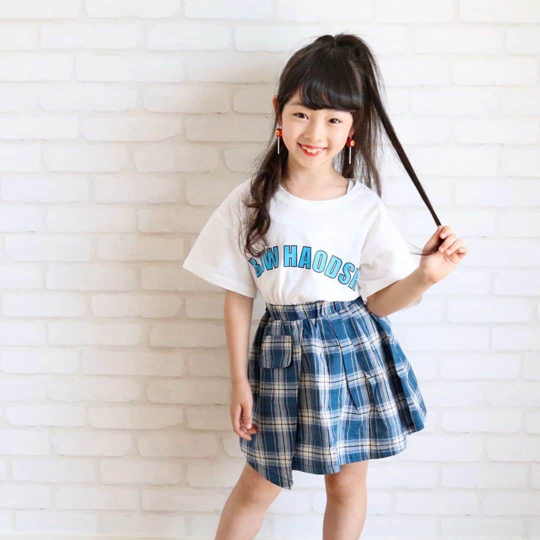 Akiさんのインスタグラム写真 - (AkiInstagram)「5/31 ・ ついに明日から始まる小学校👧🏻 ・ ・ 今まで何回か 分散登校日があって ・ その度に母ちゃんも一緒に行ってたんだけど ・ ・ つい最近 転校して初めて 娘1人で学校に行きました🚶‍♀️ ・ ・ ちゃんと学校に着いたかな 転んでないかな← 今どこかな ・ #新1年生ではない ・ ・ 母ちゃんソワソワ 毎秒GPSチェック ・ ・ 帰宅した娘 ・ 👧🏻「お友達5人出来たよ！」 ・ とニッコニコ ・ 初めて お友達と一緒に下校してました☺️ホッ ・ ・ 娘と会った事がある方なら わかると思うんですが ・ うちの子 距離感というものを知らないので← ・ ・ 距離感無しの性格を活かして 転校先でも楽しく過ごせそうで とりあえず安堵☺️ ・ ・ ・ 昨日から  @smilekids888 さんで販売スタートした セットアップ👧🏻 ・ このままサクッと着せて学校に行けるし ギャルギャルしてて 娘のお気に入り☺️👌 ・ #語彙力 ・ ・ ・ ・ ・」5月31日 17時36分 - mas_0504
