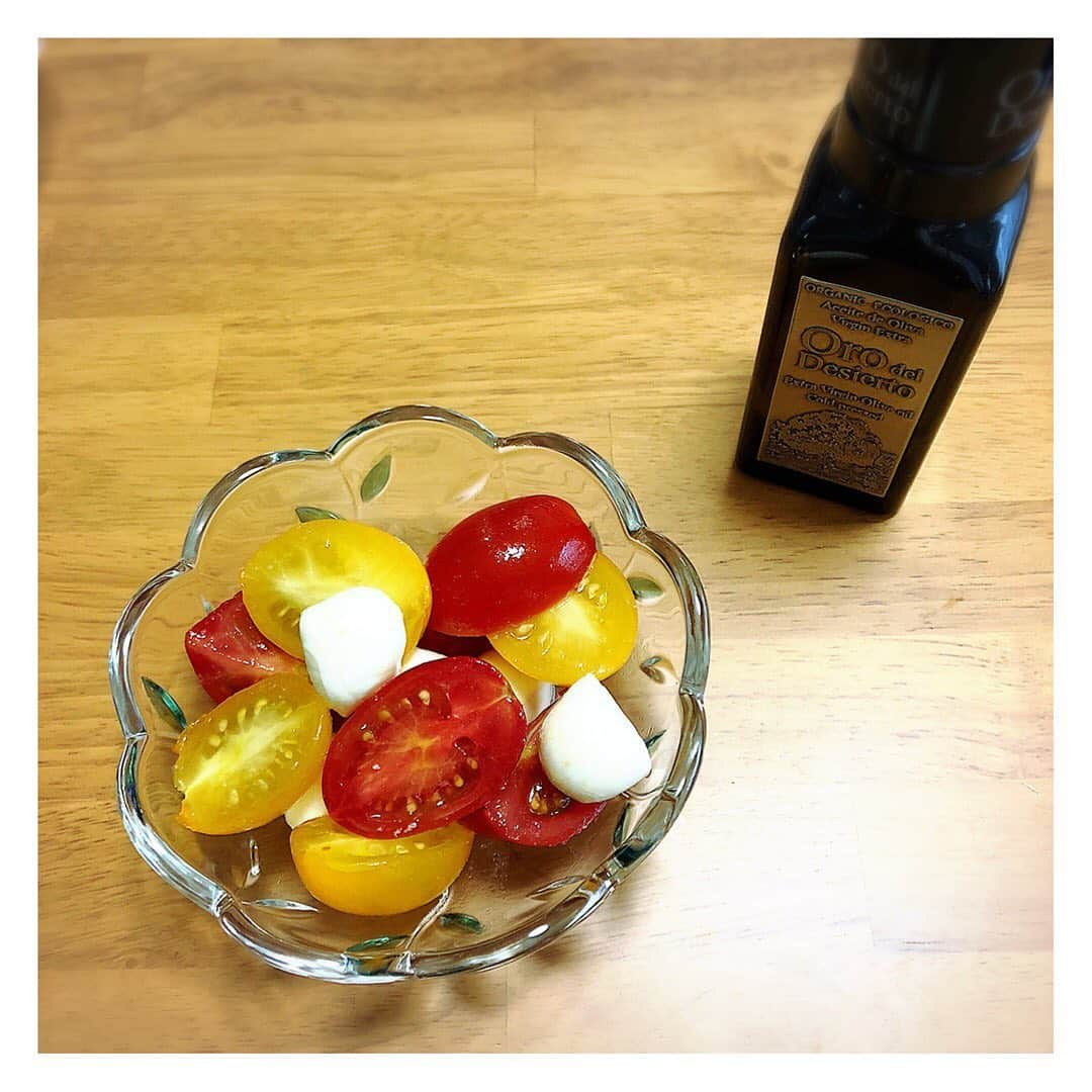 中山忍さんのインスタグラム写真 - (中山忍Instagram)「完熟トマト🍅  トマト大好き！ そんな話をしていたら福くんが、 僕の叔父さんがトマトを作ってるんです！と いろんな種類のトマトを届けてくれました😊  福くんの叔父さんのトマトは 甘くて緑の香りのする フレッシュで とってもおいしいトマトでした🍅  さっと洗ってかぶりつくのも良し お塩とオリーブオイルも良し  暑くなってきたこの頃 トマトで水分補給は理想的です✨  福くんありがとう😊 ごちそうさまでした！  #鈴木福 くん @s_fuku_at  #トマト大好き」5月31日 17時50分 - _shinobu_nakayama_