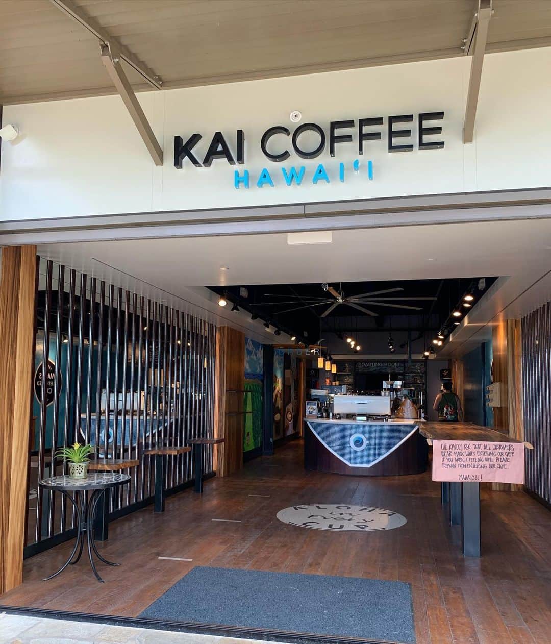 間瀬ゆきさんのインスタグラム写真 - (間瀬ゆきInstagram)「#supportlocal  今日も海の後に  @alohilaniresort の1階にある 大好きな @kaicoffeehawaii へ☕  今はイートインできませんが、 店内から海が見える最高の立地で かなりお気に入りのお店❤  コーヒーもおいしいし、 プラントベースミルクも豊富🥛 ソイ、アーモンド、ココナッツ、オーツ、 マカダミアナッツ、ヘンプミルクが選べます✨  コーヒー飲む時も、 できる限りローカルのお店で🤙  早くお店でのんびり海を見ながら コーヒー飲みたいな❤  ハワイにいらした時は ぜひ立ち寄って欲しいオススメ店です🌈 . . #海帰りで息子爆睡中😪 #ハワイはまだマスクが義務です😷  #ハワイのオススメ店 #kaicoffee #kaicoffeehawaii #coffee #cafe #hawaii #hawaiilife #luckywelivehawaii #maseyukihawaii #ハワイ #ハワイ旅行」5月31日 17時45分 - maseyuki