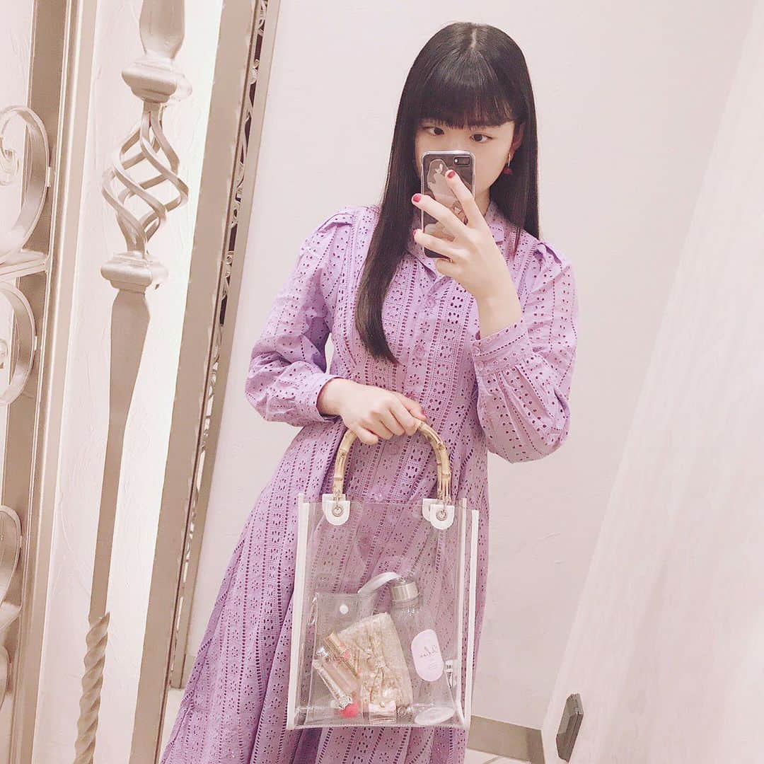 吉田万葉のインスタグラム：「purpleワンピ ︎︎︎︎💐 2枚目はクリアバックをどうしても写したくてこうなった。の図︎︎︎︎ ︎︎︎︎☺︎ #clearbag #クリアバック #ワンピース #purple #fashion #jk #sjk」