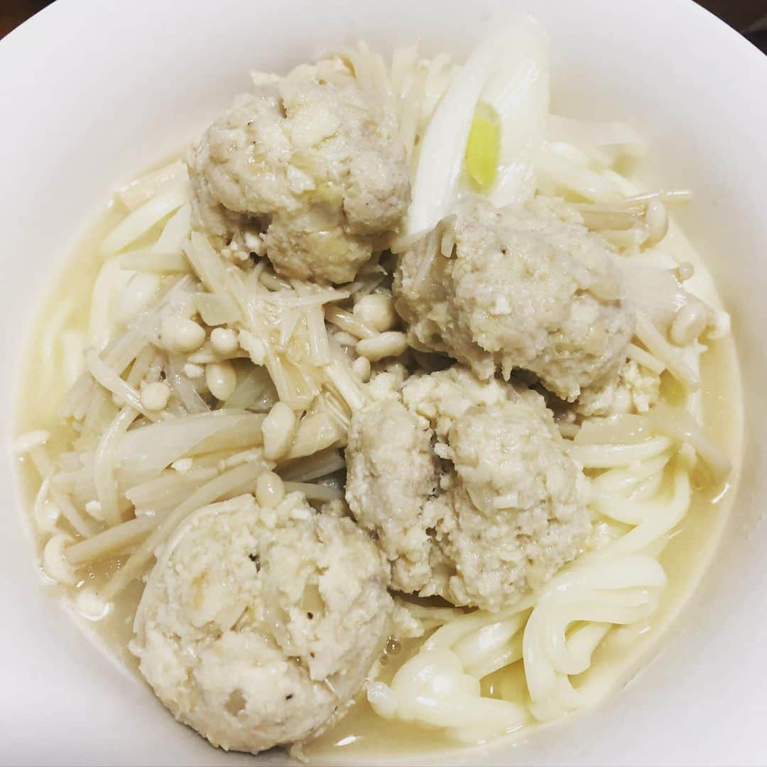小野崎玲皇のインスタグラム：「Leo's Kitchen④🦁🍴 おから鶏団子スープ🍲 余ったおからを入れたらヘルシーな鶏団子が出来上がりました👍 すぐ満腹になるし、いい感じでした😛」