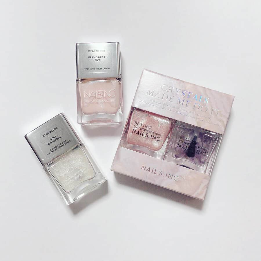 MERYさんのインスタグラム写真 - (MERYInstagram)「. 『NAILS INC（ネイルズインク）@nailsinc.jp 』の、ローズクォーツのような煌めいたピンクのネイル、アメジストの入った透明感たっぷりのトップコートセットがロマンティックすぎる…！（一枚目画像右） 動画で見るとよりキラキラ感が伝わりますね！指先を可愛くして気分を高めてみませんか？  Price：3,905円 . MERYでは他にも「かわいい」に近づくさまざまな情報を発信しています。 @mery.beauty コスメ・美容に特化した情報をお届け♡ @mery_spot 話題のカフェやお出かけスポットをご紹介！ こちらもぜひチェックしてみてください！ .  photo by @saori_vo . #MERY #regram #instagood #instagenic #instalike #photogenic #nail #NAILSINC #CRYSTALSMADEMEDOIT #healingfeelings #TopcoatWithAmethyst #셀프네일 #네일 #置き画倶楽部 #置き画 #セルフネイル動画 #セルフネイル部 #ネイル好きな人と繋がりたい #トップコートウィズアメジスト #ヒーリングフィーリングス #クリスタルメイドミードゥ―イット #ネイルズインク #ネイルポリッシュ #セルフネイル #ネイル #お洒落 #お洒落さんと繋がりたい #MERY女子 #メリー」5月31日 18時00分 - mery.jp