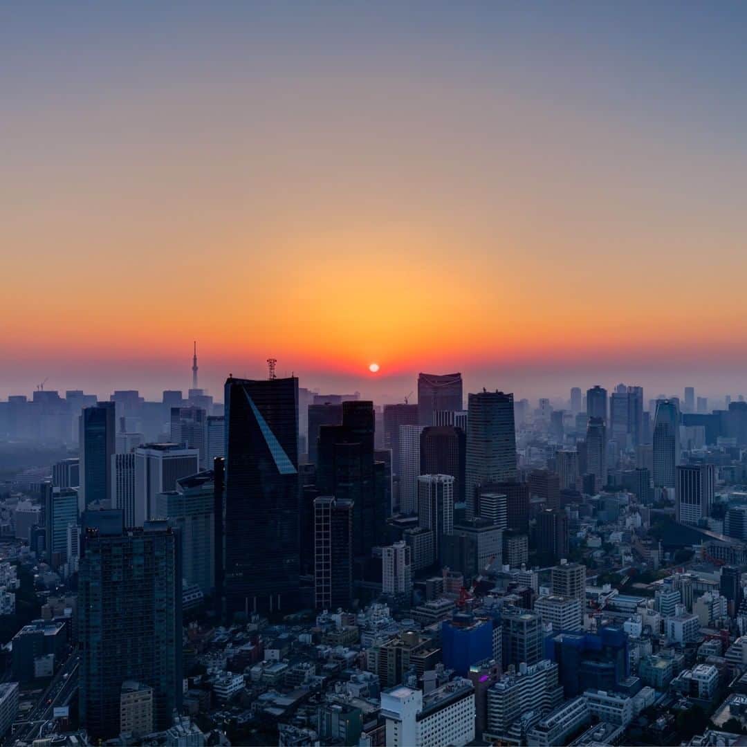 Tokyo City View 六本木ヒルズ展望台のインスタグラム：「📸六本木ヒルズ展望台 東京シティビュー から、 絶景画像をお届け中  明るいオレンジの光を放つ、静寂に包まれた東京の日の出です。🌄ちょうど1年前は、六本木アートナイトでオールナイトで開館していました。 明日も良い一日になりますように😌 #日の出 #東京シティビュー  #tokyocityview  #休館中の展望台  #snsで楽しむ展望台  #荒谷良一」