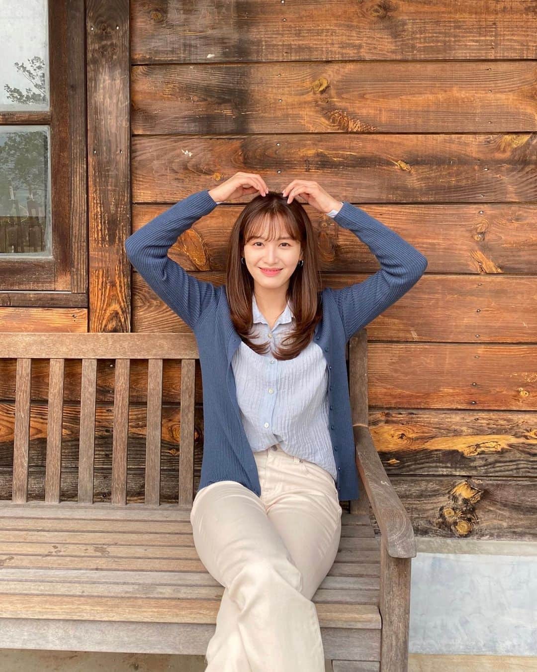キム・ジェギョン さんのインスタグラム写真 - (キム・ジェギョン Instagram)「🙂👉🏻❤️🙅🏻‍♀️앞머리정리ㅋㅋ 영화 #간이역 촬영중🎬」5月31日 17時56分 - _kimjaekyung_
