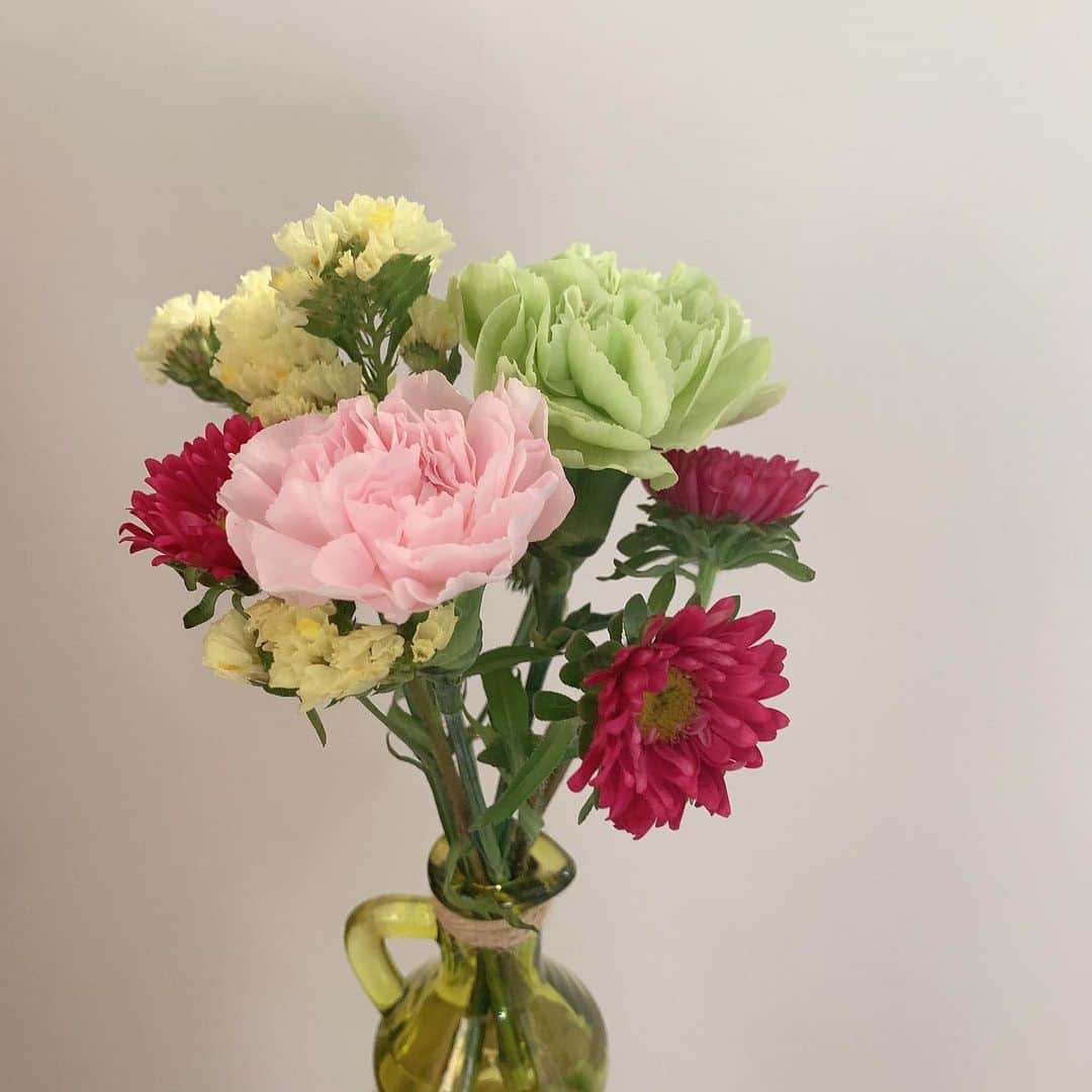 奥仲麻琴さんのインスタグラム写真 - (奥仲麻琴Instagram)「. 毎週ポストに届くお花がとってもたのしみ💐  カーネーション スプレーカーネーション アスター スターチス  柔らかくてやさしい色合いでとっても可愛い組み合わせ。大変な時期だけれどこうやって毎週届くお花に癒されてます🌷 @bloomeelife #bloomeelife #サブスク クーポンコード『makoto』 初回のお花が無料になるみたいだよ。」5月31日 17時56分 - okunaka_makoto