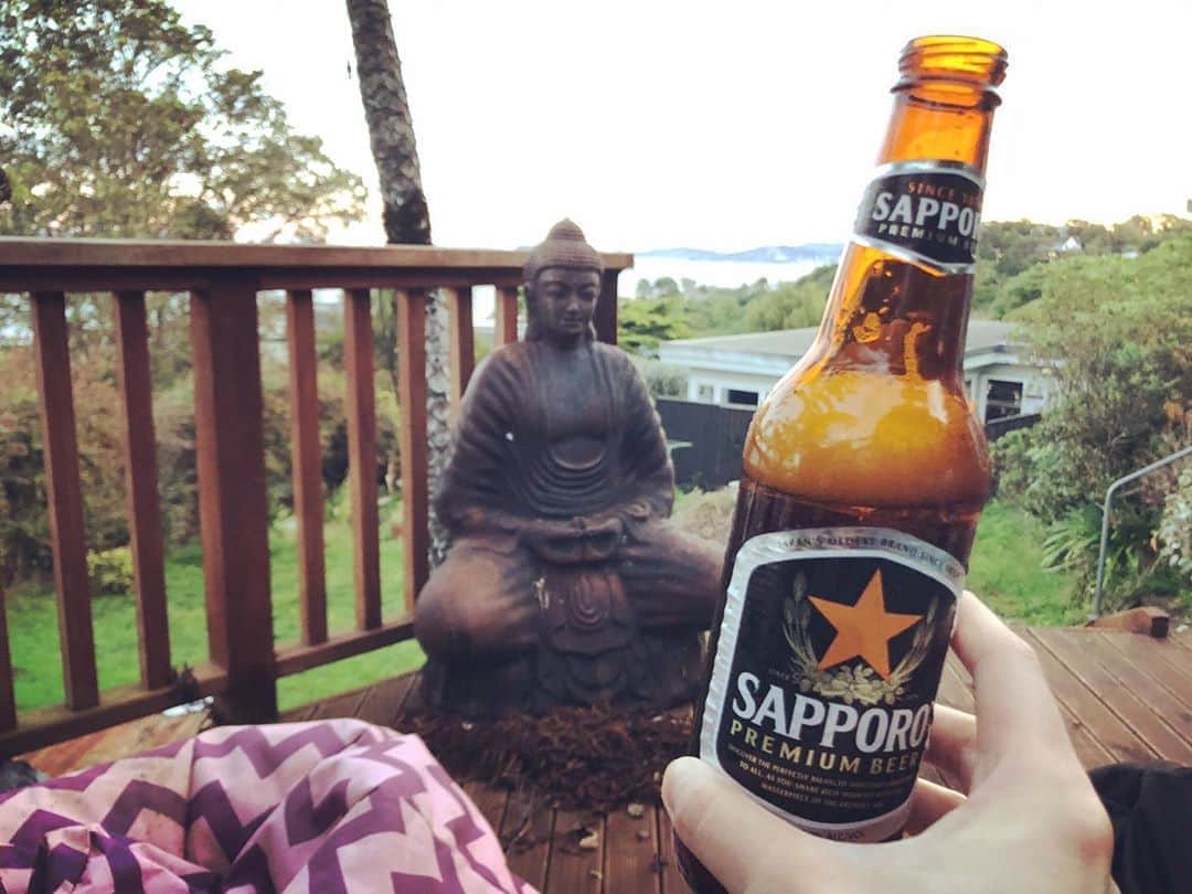 尾島知佳のインスタグラム：「🇯🇵×🇳🇿×🍺 大仏×ＮＺ景色×ビール . 1日が充実しすぎて3回もインスタあげてしまった💦 一緒にアワビとりにいった方のおうちに大仏がいました😂 なんだか、不思議な光景笑 #大仏 #ニュージーランド #ワーホリ生活 #海外旅行好きな人と繋がりたい #ワーホリ中の人と繋がりたい #カップルさんと繋がりたい #好きなことをして生きていきたい #sapporobeer #最高の1日」