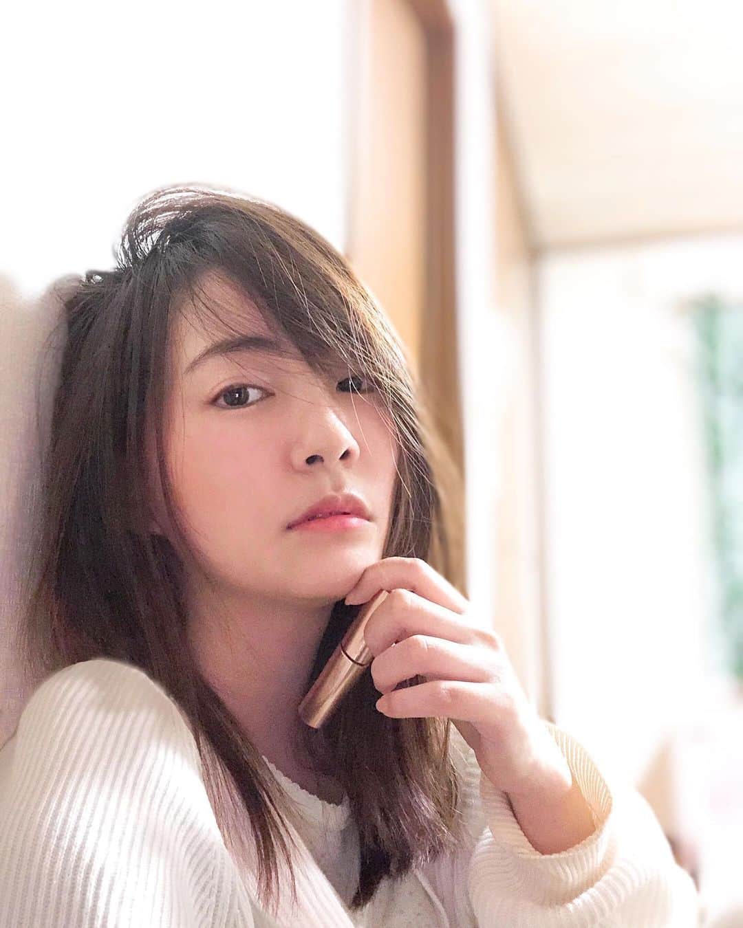 うえむらちかのインスタグラム：「おうち時間を楽しもうと始めた #まつ毛ケアチャレンジ ✨﻿ ㅤㅤㅤㅤㅤㅤㅤㅤㅤ﻿ ほとんどすっぴんでいることが多いこの機会に﻿ ハリのないまつ毛を労りたいなと😌💭﻿ ㅤㅤㅤㅤㅤㅤㅤㅤㅤ﻿ 2週間以上　@scalpd_eye を塗っていて﻿ まつ毛のハリコシ感がでてきたような気がしてぶち嬉しい〜💕﻿ ㅤㅤㅤㅤㅤㅤㅤㅤㅤ﻿ スカルプDのまつ毛美容液は﻿ チップがふわふわで塗りやすくて﻿ まつ毛の根元までしっかりケアできるの😍🌟﻿ ㅤㅤㅤㅤㅤㅤㅤㅤㅤ﻿ まつ毛ケアをはじめてから﻿ すっぴんでも目力が出るようになってきて﻿ しっかりケアすることって大切なんだと実感🌷﻿ ㅤㅤㅤㅤㅤㅤㅤㅤㅤ﻿ 今だからできることを楽しんで﻿ できるコトから前向きに行動しようという﻿ HERELADYGOプロジェクトに賛同しています🧡﻿ ﻿ #HERELADYGO #scalpd_eye_pr #まつ毛ケアチャレンジ #スカルプD #まつげ美容液 #おうち時間 #まつ毛美容液 #目元美容液 #マツエク #まつ毛エクステ #まつ毛パーマ  #おうち美容 #おこもり美容」
