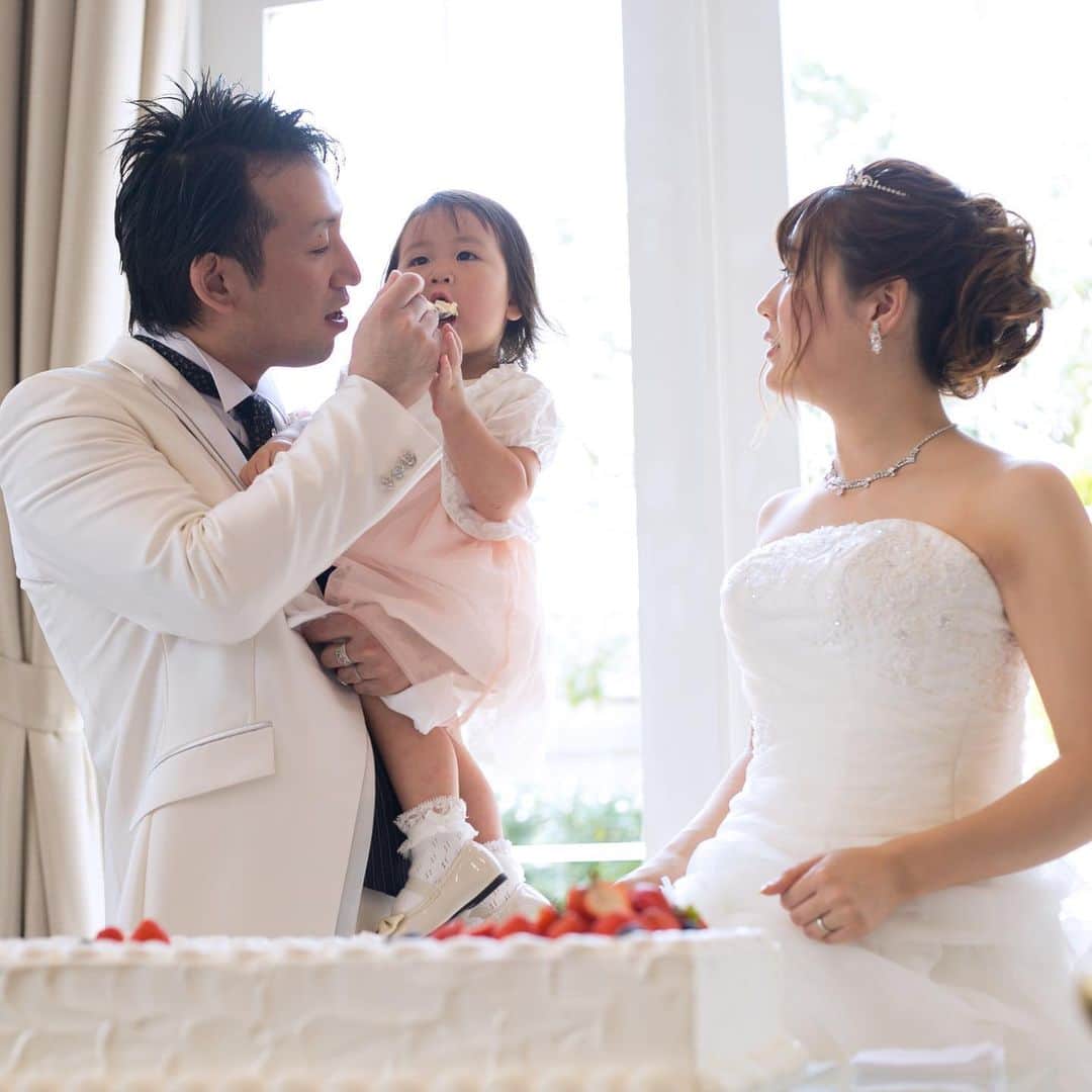 家族挙式さんのインスタグラム写真 - (家族挙式Instagram)「@kazoku_wedding をフォローして、﻿ #家族挙式 でお写真を投稿してくださいね＊*﻿ ﻿ -------------------﻿ ケーキを食べて、美味しいのポーズが﻿ とても可愛らしいですね✳︎*﻿ ﻿ 家族挙式のパパママ婚だからこそ﻿ お子さまも一緒に楽しめる演出♡﻿ ﻿ 全員参加型のオリジナルウェディングを﻿ 叶えましょう*﻿ ﻿ 会場：#セントアクアチャペルTOKYOBAY﻿ -------------------﻿ ﻿ ❁テレビCM放映中 ▹▸ ”家族挙式ベスト”なら﻿ 【挙式・衣裳・美容・写真】が含まれたプランが99,000円〜叶います＊﻿ ▽予約はTOPのリンクから❁﻿ >>> @kazoku_wedding﻿ -------------------﻿ #家族挙式 #ベストアニバーサリー﻿ #家族 #Family #家族婚﻿ #bestanniversary #少人数婚﻿ #ウェディング #結婚式準備﻿ #結婚式 #フォトウェディング﻿ #プレ花嫁 #卒花﻿ #日本中のプレ花嫁さんと繋がりたい﻿ #花嫁 #卒花嫁 #国内挙式﻿ #weddingdress #ウェディングドレス﻿ #プラコレ #Dressy花嫁﻿ #2020秋婚  #2020冬婚﻿ #チャペルウェディング﻿ #結婚式演出﻿ #子供と一緒﻿ #パパママ婚」5月31日 18時10分 - kazoku_wedding