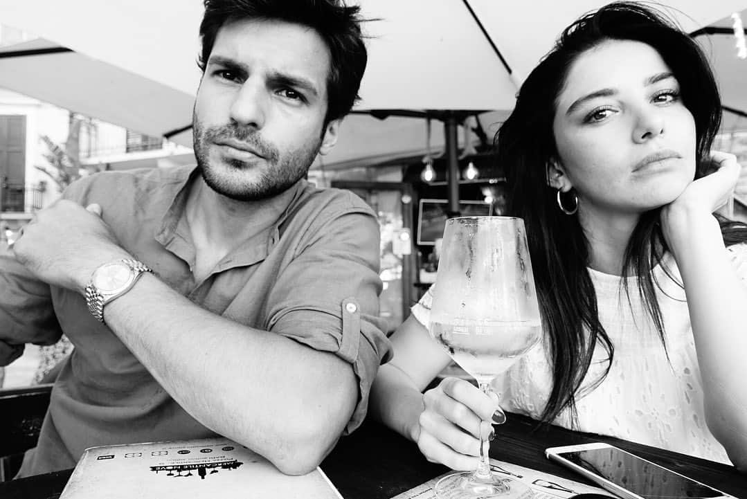Ozge Gurelのインスタグラム：「"... ben, hayatı delice sevdiysem nasıl,diyorum, seni de öyle. ... kendi çukurunu bulmuş deniz gibiyim, diyorum, yanında,  o sabahları eğilip öpüyor denizi." Birhan Keskin  Nice yollara, nice yıllara @serkancayoglu ❤️🥂」