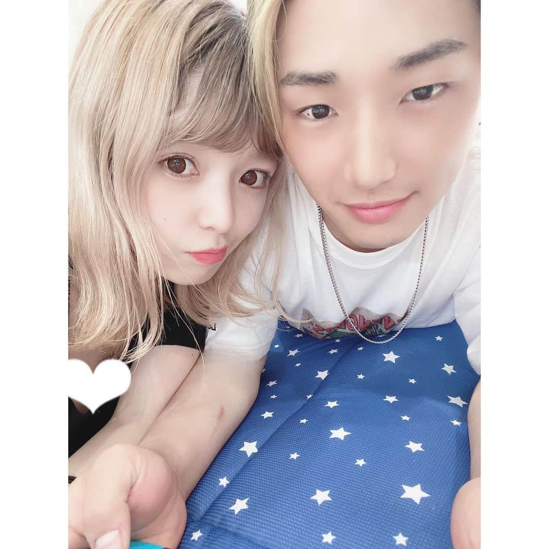 二宮璃子さんのインスタグラム写真 - (二宮璃子Instagram)「最近Switchであつもりに ハマってるてんくん🤭♡ 島作りめっちゃ頑張ってる🤣♡ 昨日の夜もずーっとゲームしてて リビングで寝てたし😪笑 私も島作り頑張ろ🥺🌼 みんな出来る時通信しましょ♡笑　 #夫婦　#パパとママ」5月31日 18時13分 - riixten