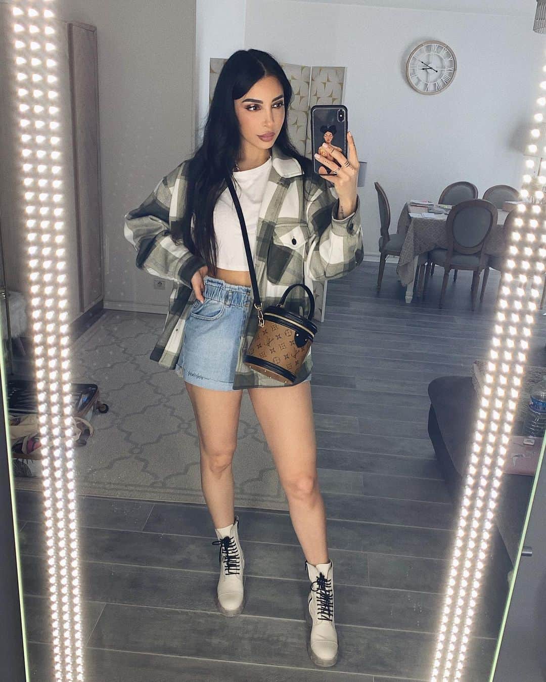 sananasのインスタグラム：「Happy Sunday loves 💚Journée en famille pour moi et vous ? Quoi de prévu ?  PS : Hier je vous ai posté une vidéo où je teste la marque de fringues Hotmiamistyles et c’est pas top ... 🤦🏻‍♀️D’ailleurs entre temps j’ai reçu des taxes à payer 🤬 Le lien est dans la bio !」