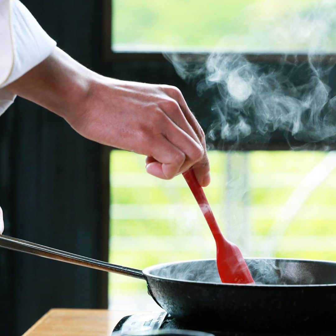 八芳園さんのインスタグラム写真 - (八芳園Instagram)「. . COOKING LAB . 「おいしいね。」をつなぐ場所。 . 家で食べる楽しみを、もっと！ TEAM HAPPO-ENからお届けします。 . 八芳園のシェフや、 日本全国の生産者・食の専門家など、 チーム八芳園の食に携わるあらゆる人々が、 . 日々の食卓を楽しくする 食材やレシピをご用意しました。 . 簡単でおいしくて、 大人も子供も笑顔になれる。 . ひとり暮らしもファミリーも、 どんな食卓にも幸せを。 . つながる食卓。つながる笑顔。 . 八芳園から、みなさまへ。 . . 詳しくはこちらのサイトをご覧ください。 . ■ COOKING LAB https://www.happo-en.com/cooking_lab/ . . #八芳園　#happoen #cookinglab . #クッキング #レシピ #レシピ動画 #料理動画 #クッキング動画 #料理人 #シェフ . #甘酒　#こだわり料理 #SDGs」5月31日 18時25分 - happoen