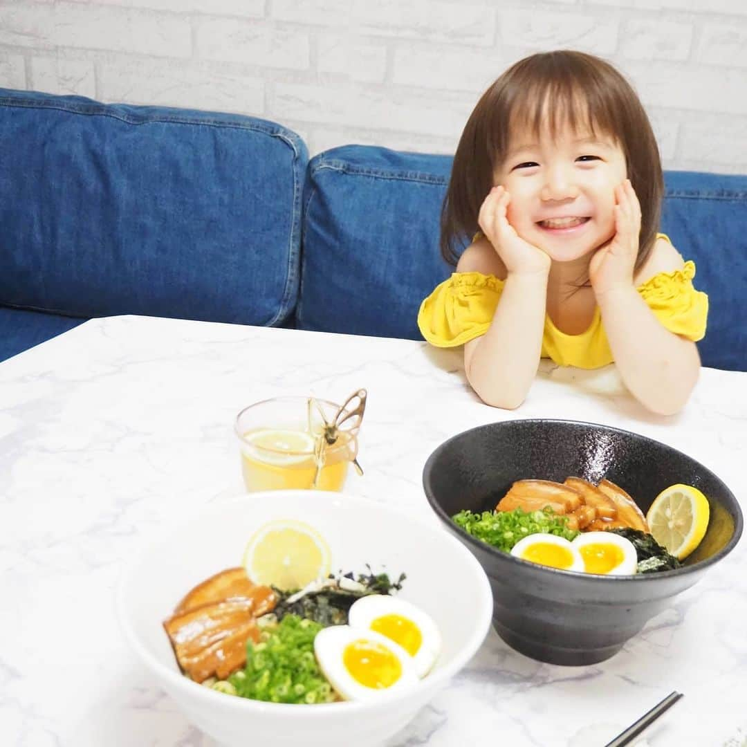 Kuboi Ayumiさんのインスタグラム写真 - (Kuboi AyumiInstagram)「ラーメンや油そばが好きなのですが、小さい子どもたちがいるのでなかなか行けず…﻿ ﻿ なので、台湾油そば発祥のお店『ぎん晴れ55』の商品をお取り寄せしてみました。﻿ 期間限定メニュー煮干油そばと特製塩だれ油そばです。﻿ ﻿ たれや麺などがセットになっているので﻿、説明書通りに作れば簡単に本格的な油そばが完成！﻿ ﻿ そのままでもおいしいのですが、煮卵とチャーシューを作って﻿ ねぎを切ってたっぷりのせていただきました。﻿ 暑かったので、さっぱりと食べられるようにレモンも添えて。﻿ ﻿ もっちもちの麺もおいしくて、煮干や魚系が大好きな方にはたまらない！﻿ またお取り寄せしようかな。﻿ ﻿ @ginbare55tsuuhan﻿ ﻿ ﻿ #ぎん晴れ55 #煮干油そば #煮干ラーメン #お取り寄せグルメ #お取り寄せラーメン #ラーメン通販 #油そば #名古屋名物 #pr﻿ #グルメ好きな人と繋がりたい #ラーメン部 #なごやめし #つけ麺 #ラーメン  #麺スタグラム #ラーメン倶楽部 #名古屋メシ #油そば」5月31日 18時26分 - himekagami