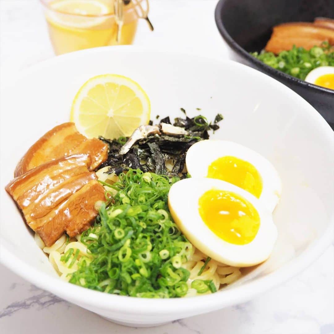 Kuboi Ayumiさんのインスタグラム写真 - (Kuboi AyumiInstagram)「ラーメンや油そばが好きなのですが、小さい子どもたちがいるのでなかなか行けず…﻿ ﻿ なので、台湾油そば発祥のお店『ぎん晴れ55』の商品をお取り寄せしてみました。﻿ 期間限定メニュー煮干油そばと特製塩だれ油そばです。﻿ ﻿ たれや麺などがセットになっているので﻿、説明書通りに作れば簡単に本格的な油そばが完成！﻿ ﻿ そのままでもおいしいのですが、煮卵とチャーシューを作って﻿ ねぎを切ってたっぷりのせていただきました。﻿ 暑かったので、さっぱりと食べられるようにレモンも添えて。﻿ ﻿ もっちもちの麺もおいしくて、煮干や魚系が大好きな方にはたまらない！﻿ またお取り寄せしようかな。﻿ ﻿ @ginbare55tsuuhan﻿ ﻿ ﻿ #ぎん晴れ55 #煮干油そば #煮干ラーメン #お取り寄せグルメ #お取り寄せラーメン #ラーメン通販 #油そば #名古屋名物 #pr﻿ #グルメ好きな人と繋がりたい #ラーメン部 #なごやめし #つけ麺 #ラーメン  #麺スタグラム #ラーメン倶楽部 #名古屋メシ #油そば」5月31日 18時26分 - himekagami