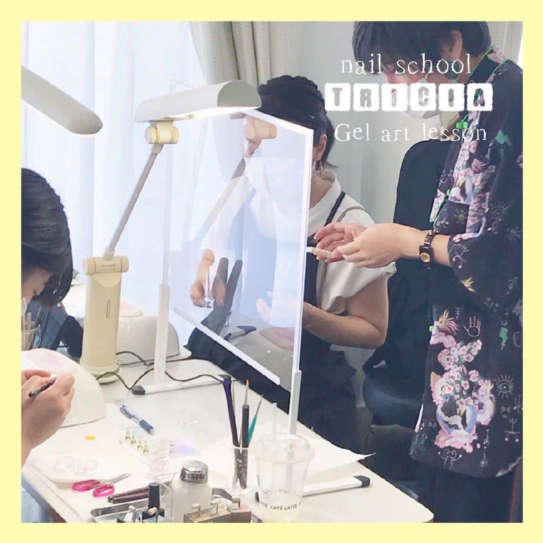 なかやまちえこのインスタグラム：「緊急事態宣言の解除を受けて、今月はネイルスクールtriciaで授業ができました😊🙏先月は中止になってしまったので、久々にスクールに行けて、皆様にお会い出来て楽しかったです🥰🥰🥰⠀ 生徒さんには1人1席使っていただき、スニーズガードも設置して行わせて頂きました。⠀ ご受講くださった皆様ありがとうございました😌🙏🙏⠀ ⠀ ⠀ ※triciaからのお知らせです。 スクールでは最大限の衛生措置をとりながら運営を行って参りますので、ご理解とご協力の程お願い申し上げます。  具体的には、以下の内容を徹底して参ります。 ＜スクールの衛生措置に関して＞ ・スタッフは毎日検温を行い発熱（微熱を含む）がある場合、当該スタッフはお休み致します。 ・発熱がなくても体調に異変を感じた場合、当該スタッフはお休み致します。 ・手洗い、うがい、手指消毒を徹底いたします。 ・スタッフはマスクを着用いたします。 ・窓を開け常に換気を行います（換気扇、空気清浄機３台はフル稼働させます）。 ・授業後は毎回、使用したテーブル、卓上ライト、イス、ジェルライト、器具類等を消毒いたします。 ・授業中は生徒さん同士のソーシャルディスタンスに配慮した座席設定をいたします。 ・授業内容によってスニーズガード（飛沫防止用パネル）を使用いたします。 ・講師は状況によりフェイスガードやグローブを着用し授業を行います。 ・スクール内が「密」の状態にならないよう、授業によって座席数を制限いたします。⠀ #nail #nails #nailart #ネイル #美甲 #ネイルアート  #japanesenailart #manucure #japanesenails #manicurist #gelnails #أظافر #네일아트 #미용 #vẽmóng #tricia #nailschool #ネイルスクール #トリシア #表参道 #ネイルスクールトリシア #ネイルスクールtricia @nailschooltricia」