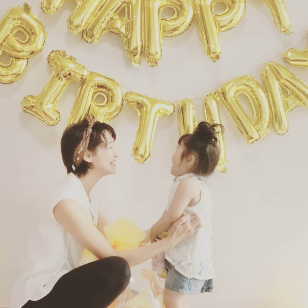 三枝亜紀のインスタグラム：「. . 今日は、娘のお誕生日(^^♪ . .本日、かーちゃん４年生に進級です。 . . . 「三つ子の魂百まで」 . 生真面目なわたしは、. 育児書で「３歳まで」が最も重要な時期であると知ると、そりゃーもう全力で向き合い、３年間やりきりました♥ . . 今日からは、力を抜いて、ゆる育児にチェーーーンジッ！ . . この先は、彼女に舵を委ねます^_^ . . ・・・夏の海の様に輝く大海原を. ・・・しっかり帆を張って進んでね。 . . . 退院時とお宮参りの為に作ったセレモニードレス？ベビードレス？は、まだ着られました(*^_^*) . ↑　. どんだけ大きく作ったのよっ（笑）」