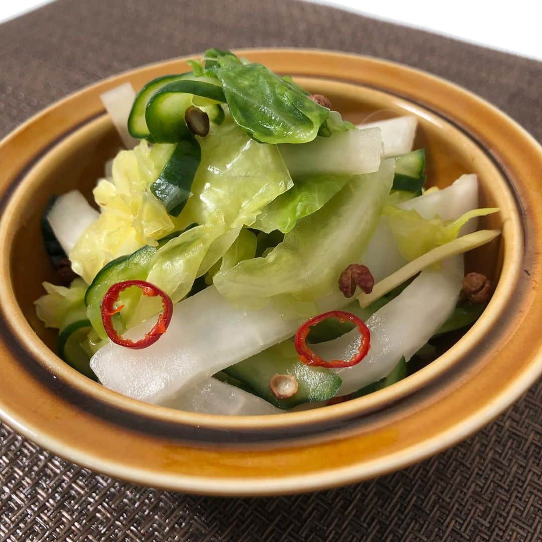川島章良のインスタグラム：「. . . 今回作ったの『燃える浅漬け』です。  だしが入っているのでダイエット効果にもいいですよ。  しかもとうがらしや山椒などを入れていれているので  脂肪燃焼や代謝アップにもいいですよ。  材料 ・大根　1/3本 ・キャベツ　1/4個 ・きゅうり　1本 ・塩　小さじ1/2 ・だしパック　1パック ・しょうゆ　小さじ1 ・粉山椒　小さじ1 ・しょうが　小さじ1/2 ・赤唐辛子　3本  作り方はYouTubeのかわだしクッキングにありますが  だしパックダイエット本にはより簡単な作り方になっております。  だしパックダイエット本よろしくお願いします。  #だしパックダイエット  #かわだしクッキング  #だしパック #ダイエット料理 #ダイエットインストラクター #ダイエット検定1級 #だしソムリエ #浅漬け #コロナ太り」
