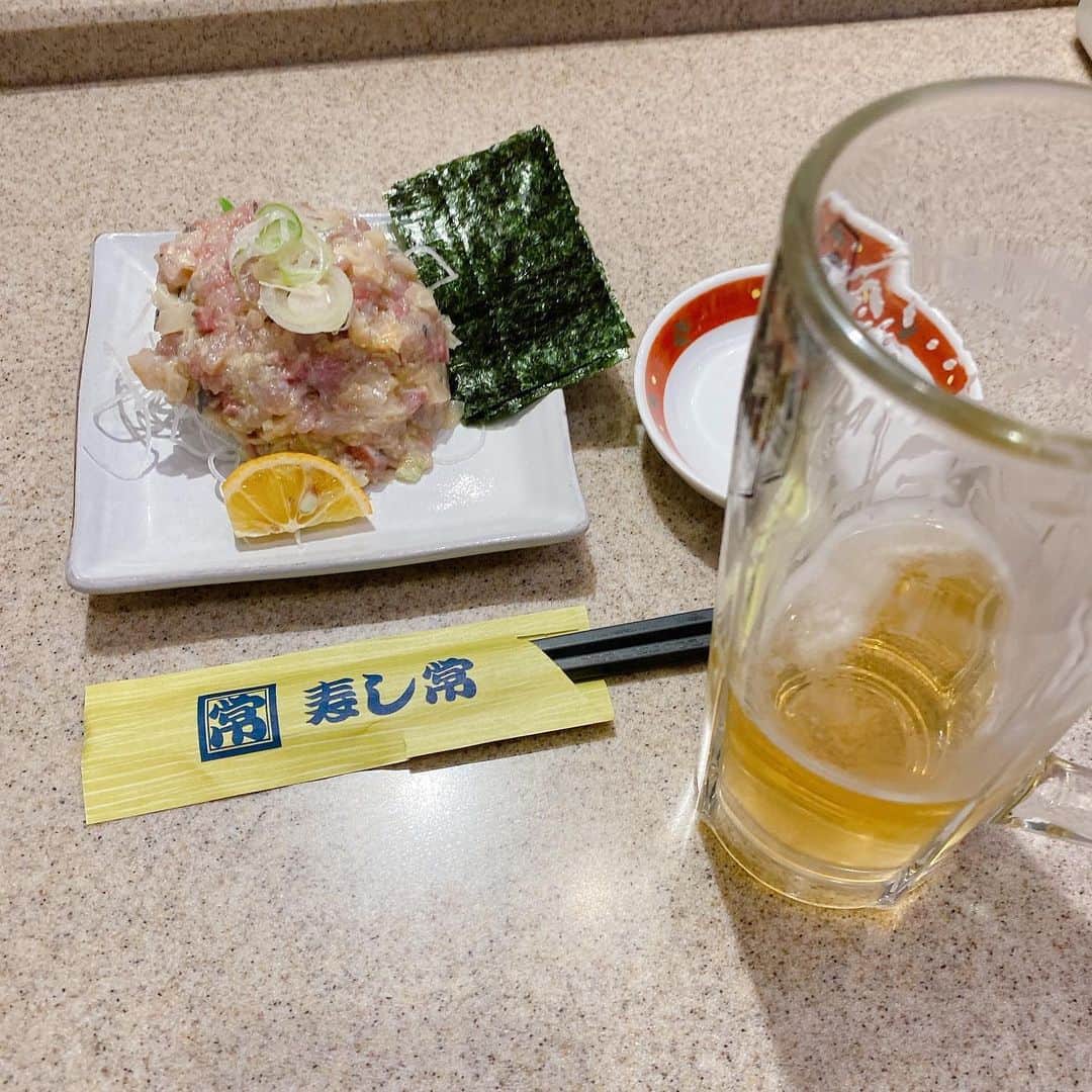 金巻ともこさんのインスタグラム写真 - (金巻ともこInstagram)「まわらないお寿司がどうしても食べたかった！　そんな時はお手軽に駅構内の寿司常さん。カウンターはわたしだけ。 外食は賛否両論、まだ簡単にフラフラすべきではないって思いながら、幸せというアンビバレンツな思いを噛み締めるのでした。 #sushi  #おそとごはん金巻」5月31日 18時22分 - tomotomoco