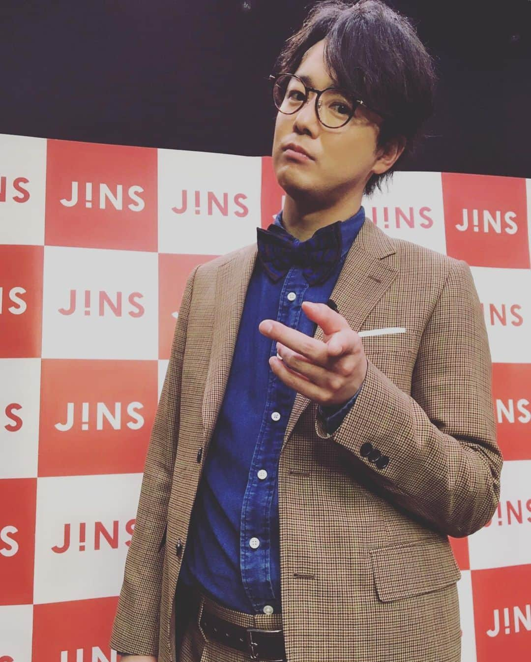 しゅうぺいさんのインスタグラム写真 - (しゅうぺいInstagram)「ぺこメガネ👓  どうでしょうか似合ってますかぁ⁉️ 雰囲気変わるでしょー😏 カッコつけてるよーん😏 ドS系オラペイ😏  キッズメガニスタアワード2020  リモート授賞式✨ 子供達もオシャレに決まってました🎉 JINSさんありがとうございました🤓✌️ #JINS #キッズメガニスタアワード  #眼鏡 #メガネ #メガネ男子  #ぺこぱ #サンミュージック #リモート #授賞式 #オシャレ #スーツ #シュウペイポーズ」5月31日 18時40分 - pekopa.shupei