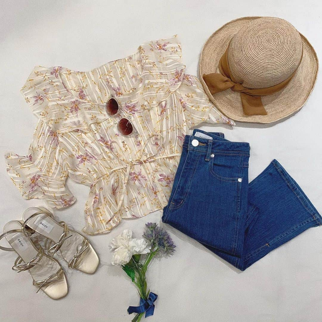 デイシーさんのインスタグラム写真 - (デイシーInstagram)「Summer style👒💕 . お花柄のブラウスにデニム、麦わら帽子の 夏の定番スタイル☺️☀️ DEICYのお洋服でとびきりcuteに…❤︎ . . 【店舗からの代引き通販方法】﻿ ■お問い合わせ﻿ ◎気になるアイテムがございましたら、お気軽に各店舗にお電話ください。﻿ ※その際に商品名や品番が分かりましたらスムーズにご案内が可能です！﻿ ﻿ ◎店舗スタッフが対応いたしますので、商品のデザインやコーディネートのご相談にもお答えいたします。﻿ ﻿ ↓﻿ ﻿ ■商品のご準備﻿ ◎お伝えいただいた商品の在庫がございましたら代引き通販のご用意をいたします。﻿ ※商品の在庫がない場合は他店舗の在庫もお調べいたします。﻿ ※お電話でのお取り寄せはいたしかねますので、大変お手数をおかけ致しますが、在庫のある店舗へお問い合わせをお願いいたします。﻿ ﻿ ↓ ﻿ ﻿ ■お送り先・金額など﻿ ◎お送り先に関する個人情報などをお伝えいただきます。﻿ ◎ご請求金額について﻿ 現在、送料無料でお送りいたしております！﻿ ※代引き手数料は別途330円頂戴しております。﻿ ﻿ ﻿ ぜひお得なこの機会に﻿ 店舗までお問い合わせくださいませ☺﻿ ﻿. . 【DEICY大阪店営業時間変更のお知らせ】 . 明日、6月1日(月)より営業時間が 下記の通り変更となります。 . DEICY大阪店 営業時間  11:00〜20:00 . . #deicy #mecouture #deicyosaka #fashion #coordinate #ootd #blouse #denim #summerfashion #instagood #instafashion #2020ss #デイシー #ミークチュール #梅田エスト #梅田est #デニム #ブラウス #麦わら帽子 #夏服コーデ」5月31日 18時44分 - deicy_official