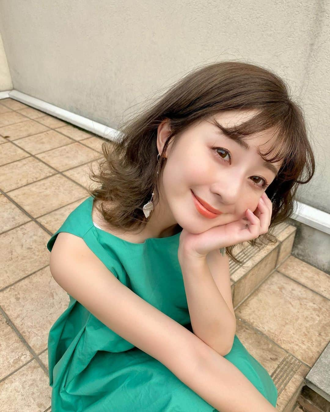 水野佐彩さんのインスタグラム写真 - (水野佐彩Instagram)「・ 💚🤍🧡💚🤍🧡💛 まだ外が明るいね☺️ 昨日のインスタライブのオレンジ🍊メイク とってもお気に入り😉💄🧡 #coordinate  one-piece#strooney @st.rooney  shoes#rogervivier @rogervivier  pierce#uiqut @uiqut  #sサイズコーデ #153cmコーデ #おちびコーデ #ママコーデ #新米ママ #ママライフ #令和2年ベビー #2020年ベビー #女の子ママ」5月31日 19時00分 - saaya_mizuno