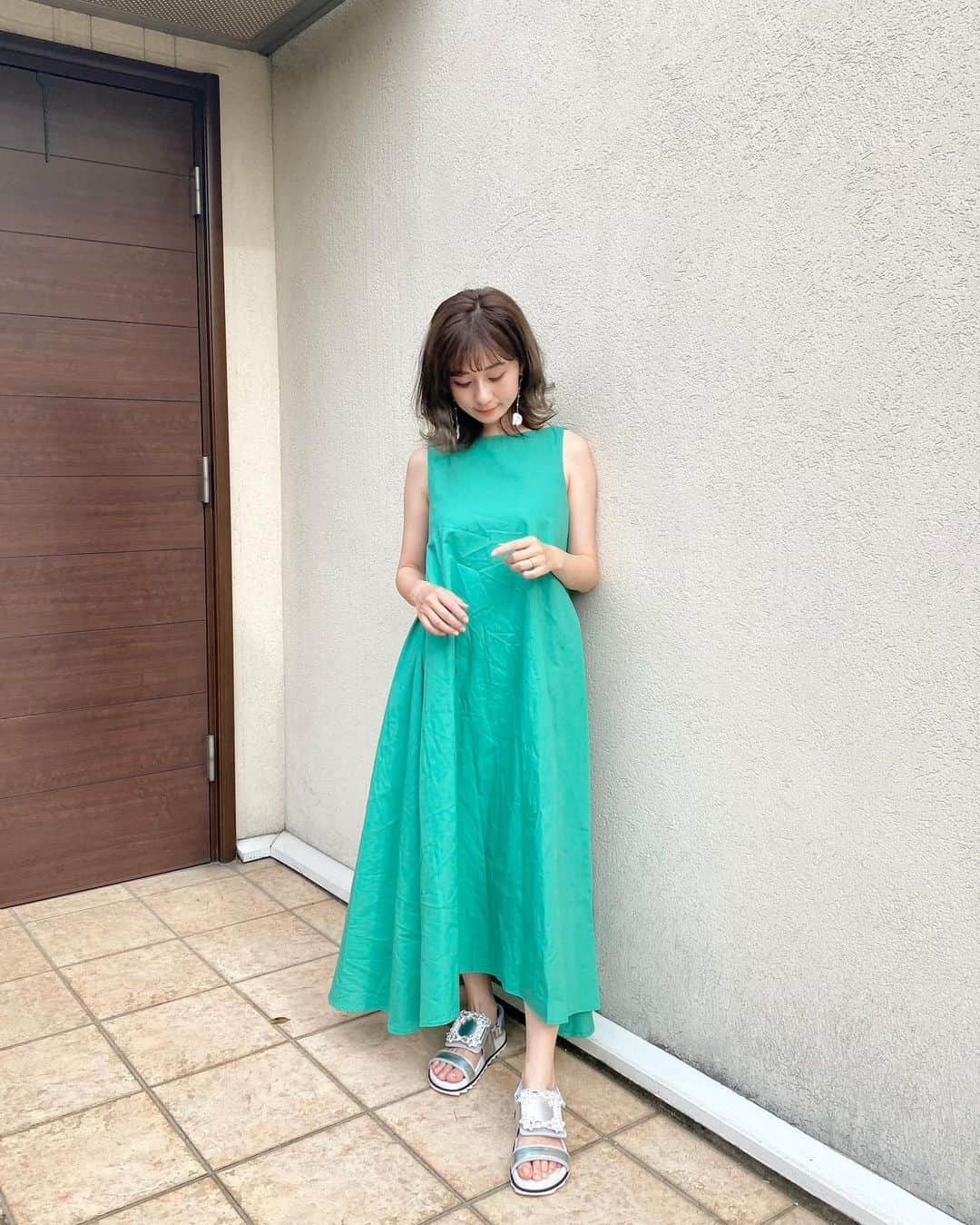 水野佐彩さんのインスタグラム写真 - (水野佐彩Instagram)「・ 💚🤍🧡💚🤍🧡💛 まだ外が明るいね☺️ 昨日のインスタライブのオレンジ🍊メイク とってもお気に入り😉💄🧡 #coordinate  one-piece#strooney @st.rooney  shoes#rogervivier @rogervivier  pierce#uiqut @uiqut  #sサイズコーデ #153cmコーデ #おちびコーデ #ママコーデ #新米ママ #ママライフ #令和2年ベビー #2020年ベビー #女の子ママ」5月31日 19時00分 - saaya_mizuno