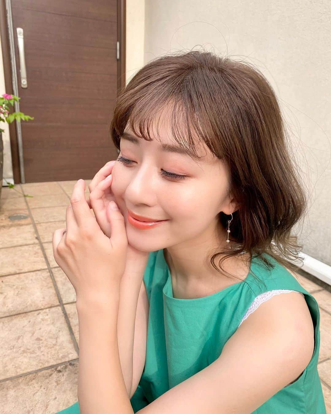 水野佐彩さんのインスタグラム写真 - (水野佐彩Instagram)「・ 💚🤍🧡💚🤍🧡💛 まだ外が明るいね☺️ 昨日のインスタライブのオレンジ🍊メイク とってもお気に入り😉💄🧡 #coordinate  one-piece#strooney @st.rooney  shoes#rogervivier @rogervivier  pierce#uiqut @uiqut  #sサイズコーデ #153cmコーデ #おちびコーデ #ママコーデ #新米ママ #ママライフ #令和2年ベビー #2020年ベビー #女の子ママ」5月31日 19時00分 - saaya_mizuno