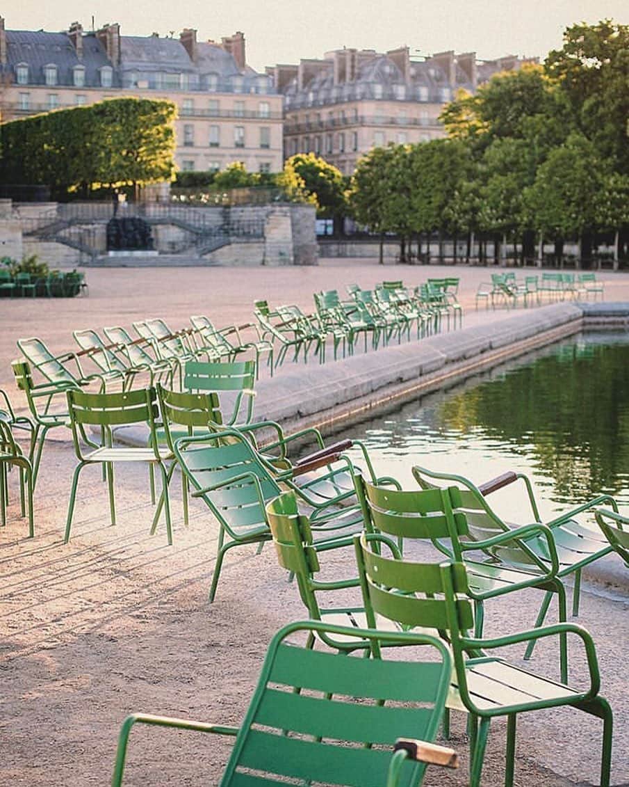 ルーブル美術館さんのインスタグラム写真 - (ルーブル美術館Instagram)「. 🇫🇷 Les jardins du Carrousel et des Tuileries sont désormais ouverts ! 😄 Vous pouvez en profiter dès ce week-end ! 🌳 Bravo @journeyintolavillelumiere pour cette belle photo du bassin octogonal ! 👏 - 📸 Continuez de publier vos plus belles photos en mentionnant #MuséeDuLouvre ! Nous en partageons une chaque fin de semaine. - - - - 🌍 The Carrousel and Tuileries gardens are now open! 😄 You can enjoy them this weekend! 🌳 Congrats @journeyintolavillelumiere for this beautiful picture of the octogonal basin! 👏 - 📸 Continue to share your best pictures using #Louvre! We will repost one every weekend. . . . #LouvreChezVous #MuséeDuLouvre #Louvre #Tuileries」5月31日 18時54分 - museelouvre